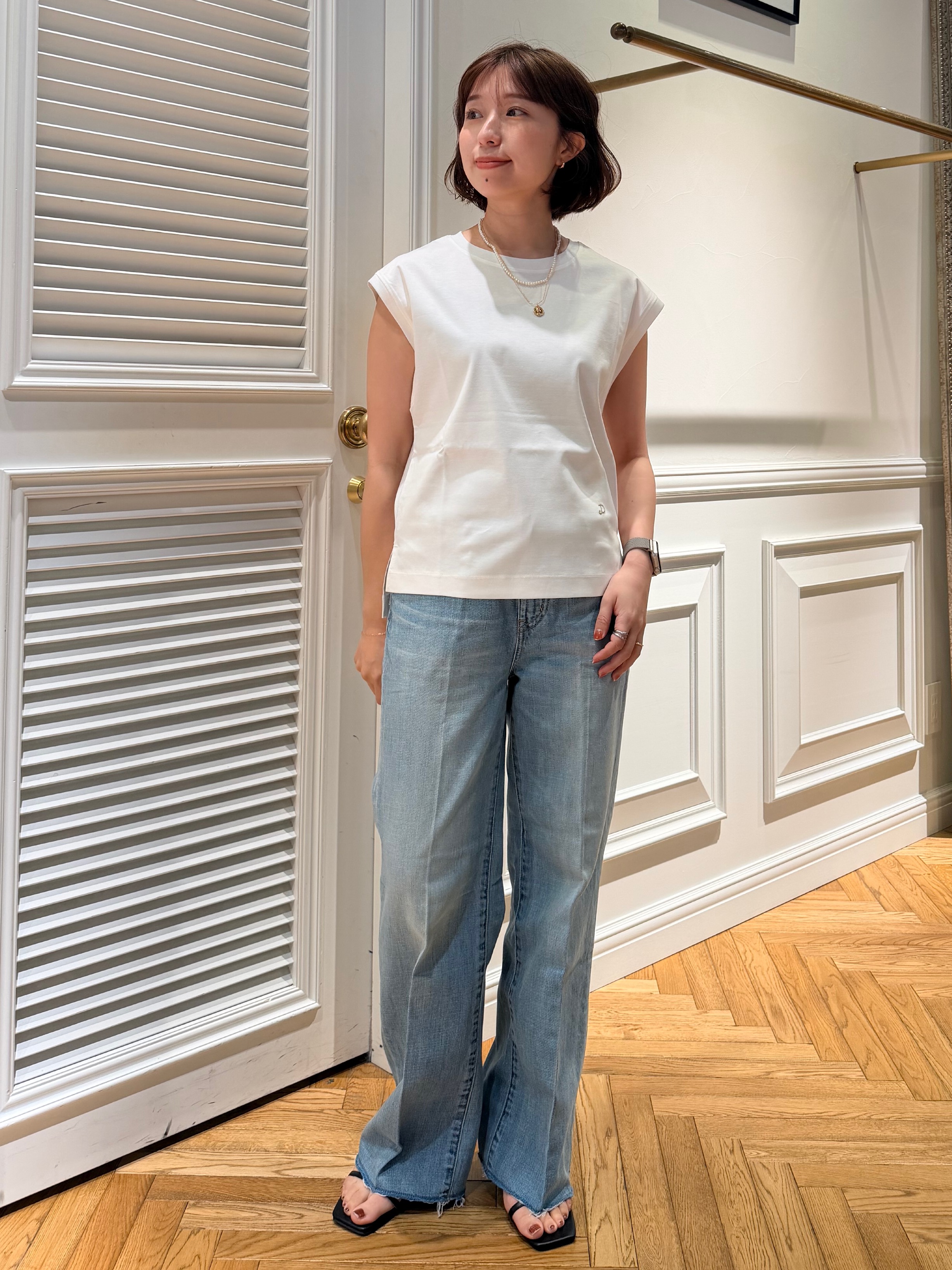 つじ まこさんの「DRESSTERIOR｜センタープレス ワイドストレートデニム」を使ったコーディネート