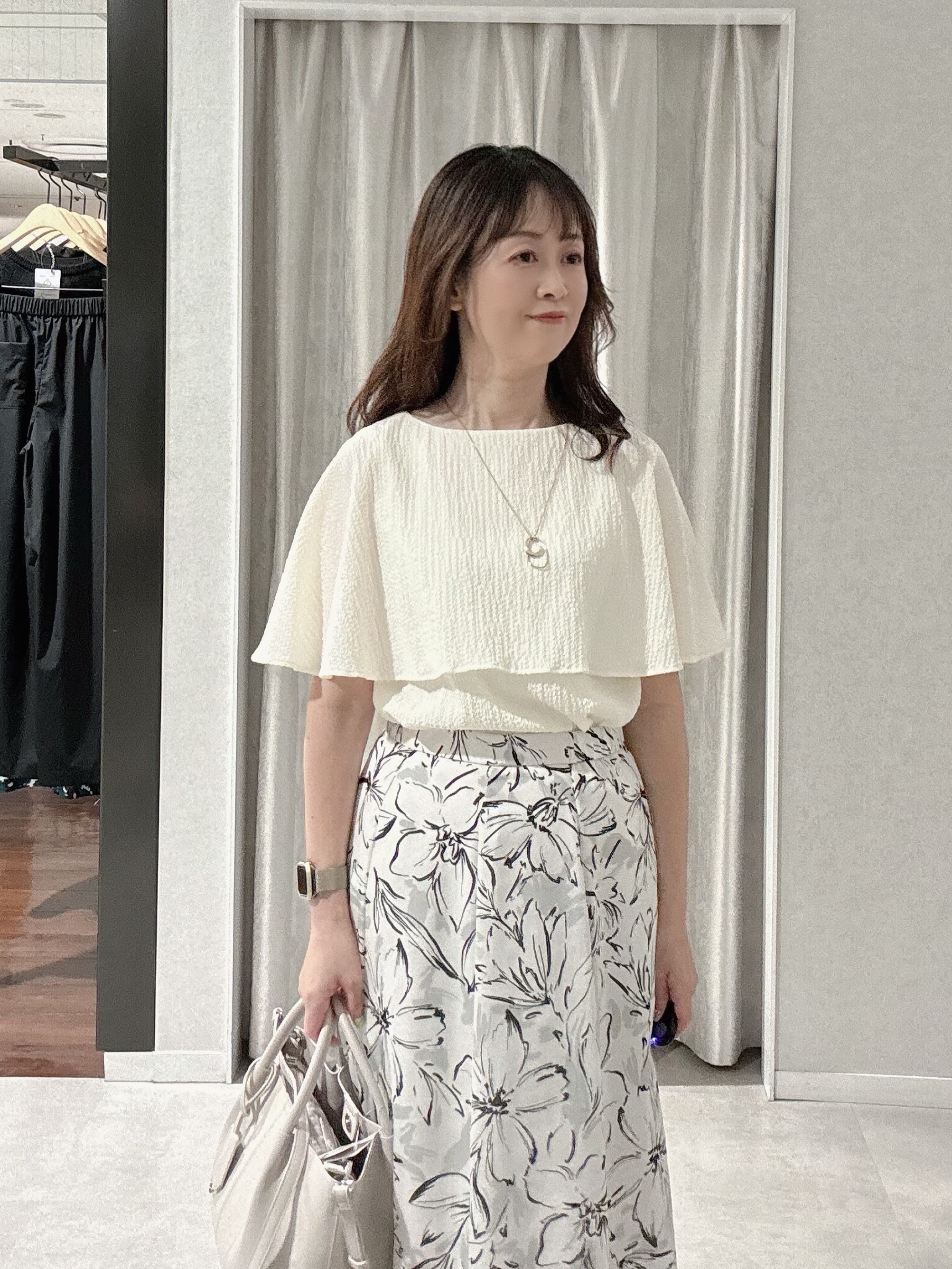 makiさんの「UNTITLED｜【洗える/ストレッチ性/フェミニン】ケープデザインブラウス」を使ったコーディネート