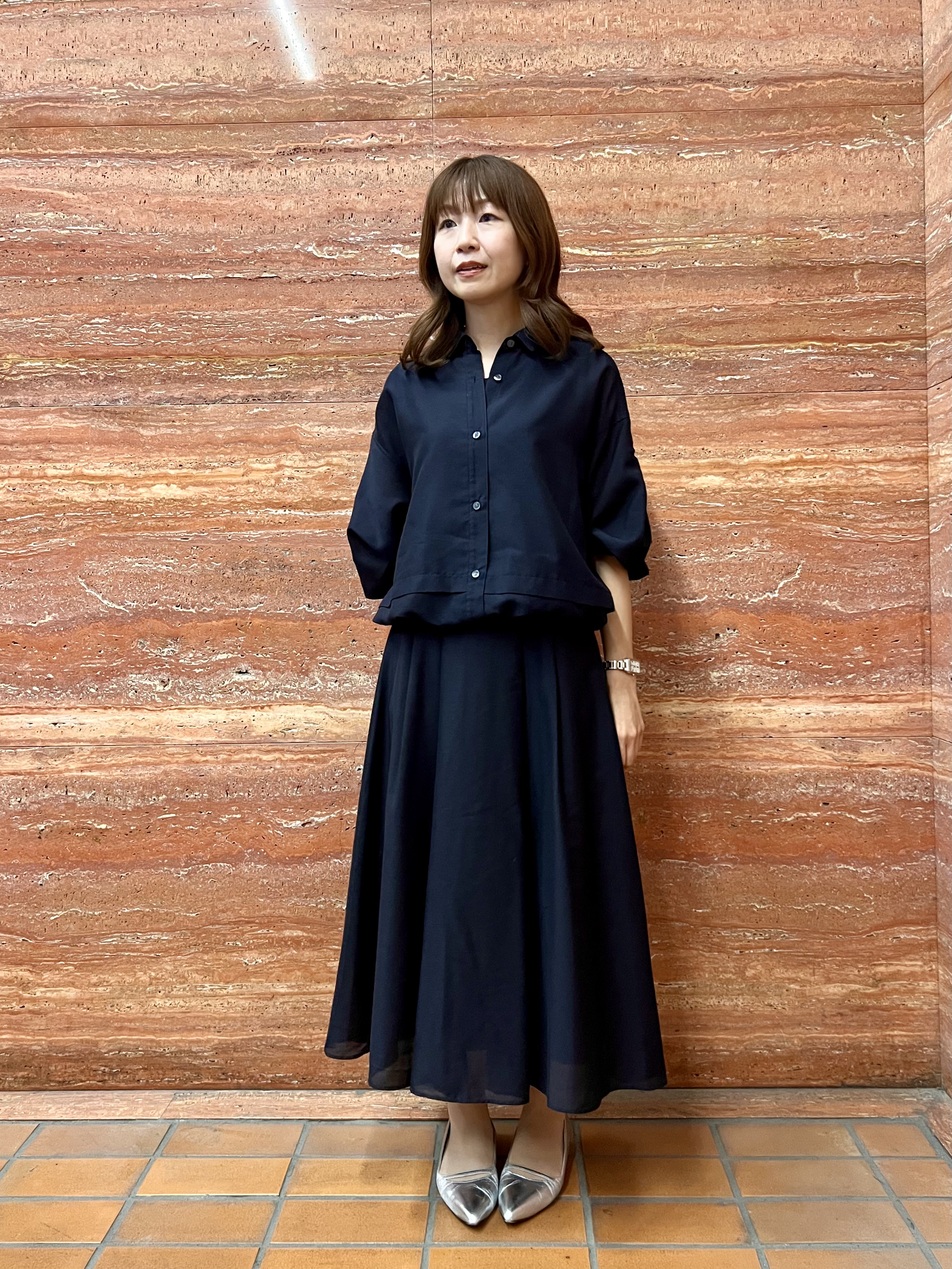 カナさんの「INDIVI｜【接触冷感／洗える／2WAY】ドロスト付 シアーシャンブレーシャツ」を使ったコーディネート