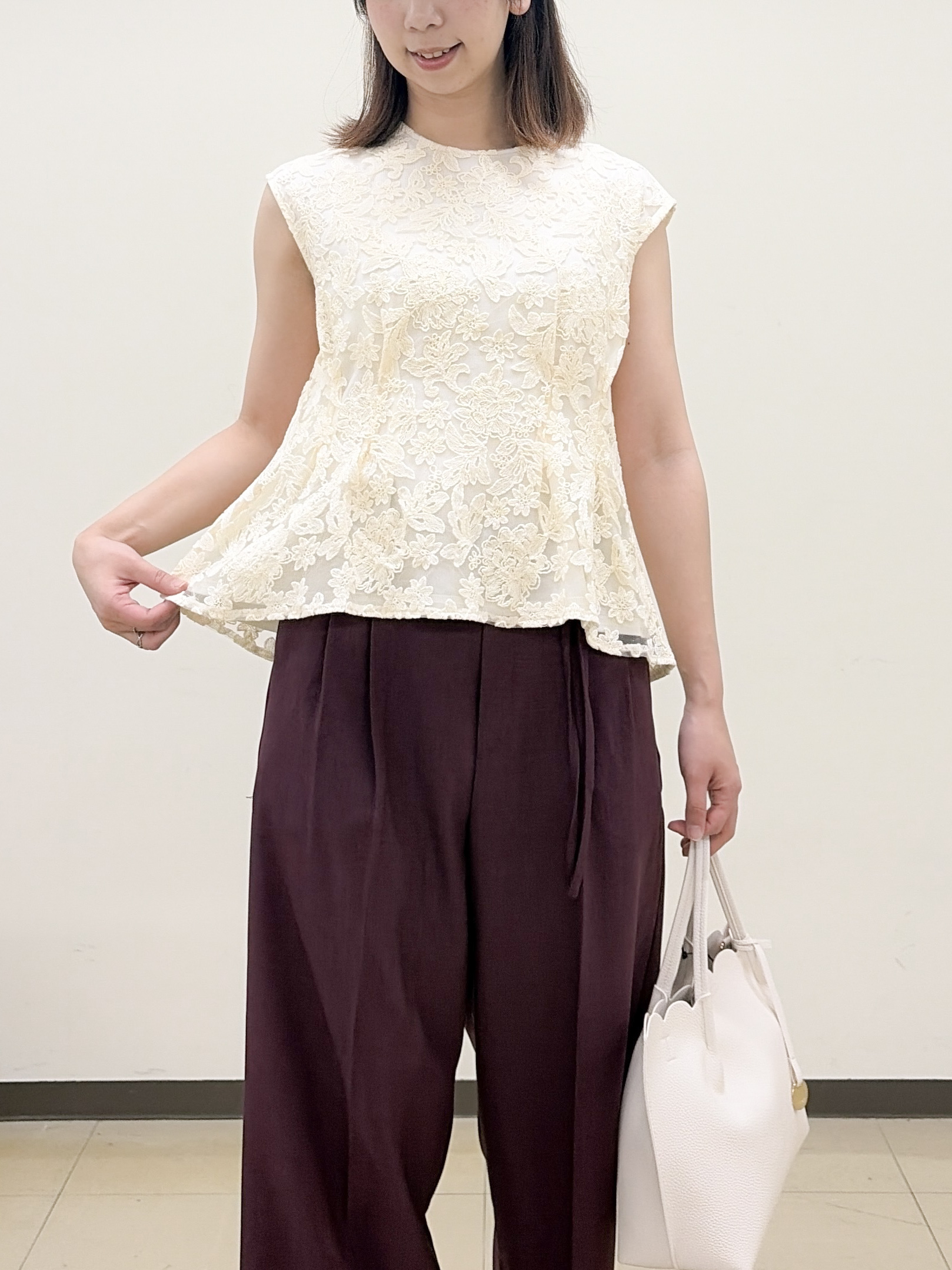 yurinaさんの「index｜シアーフラワー刺繍ペプラムブラウス【イージーアイロン／洗濯機OK】」を使ったコーディネート