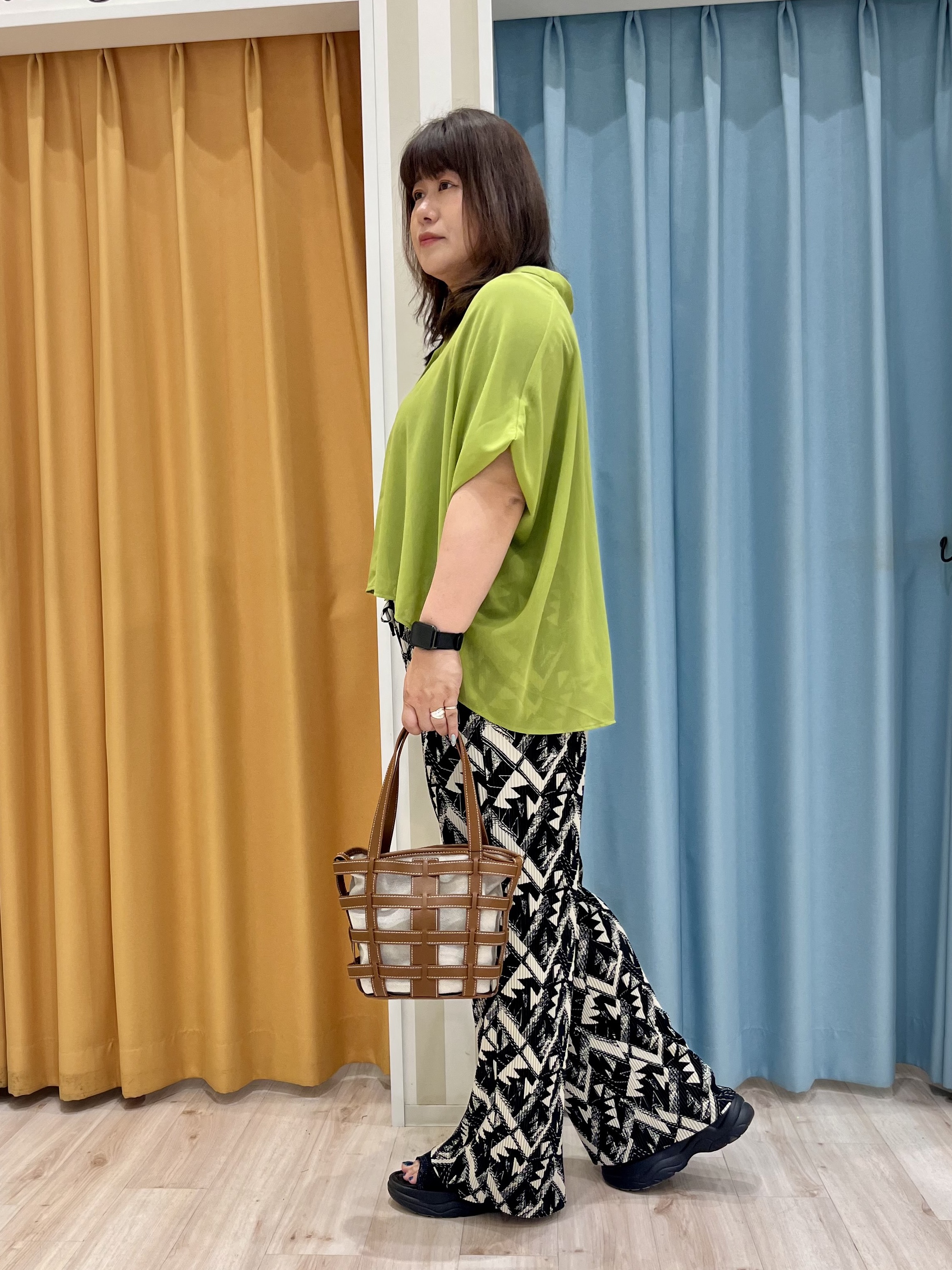 TUMU-TUMUさんの「SHOO･LA･RUE｜【洗濯機可/体型カバー】羽織るだけで雰囲気変わる 柄アソート ポンチョ風シアーシャツ」を使ったコーディネート