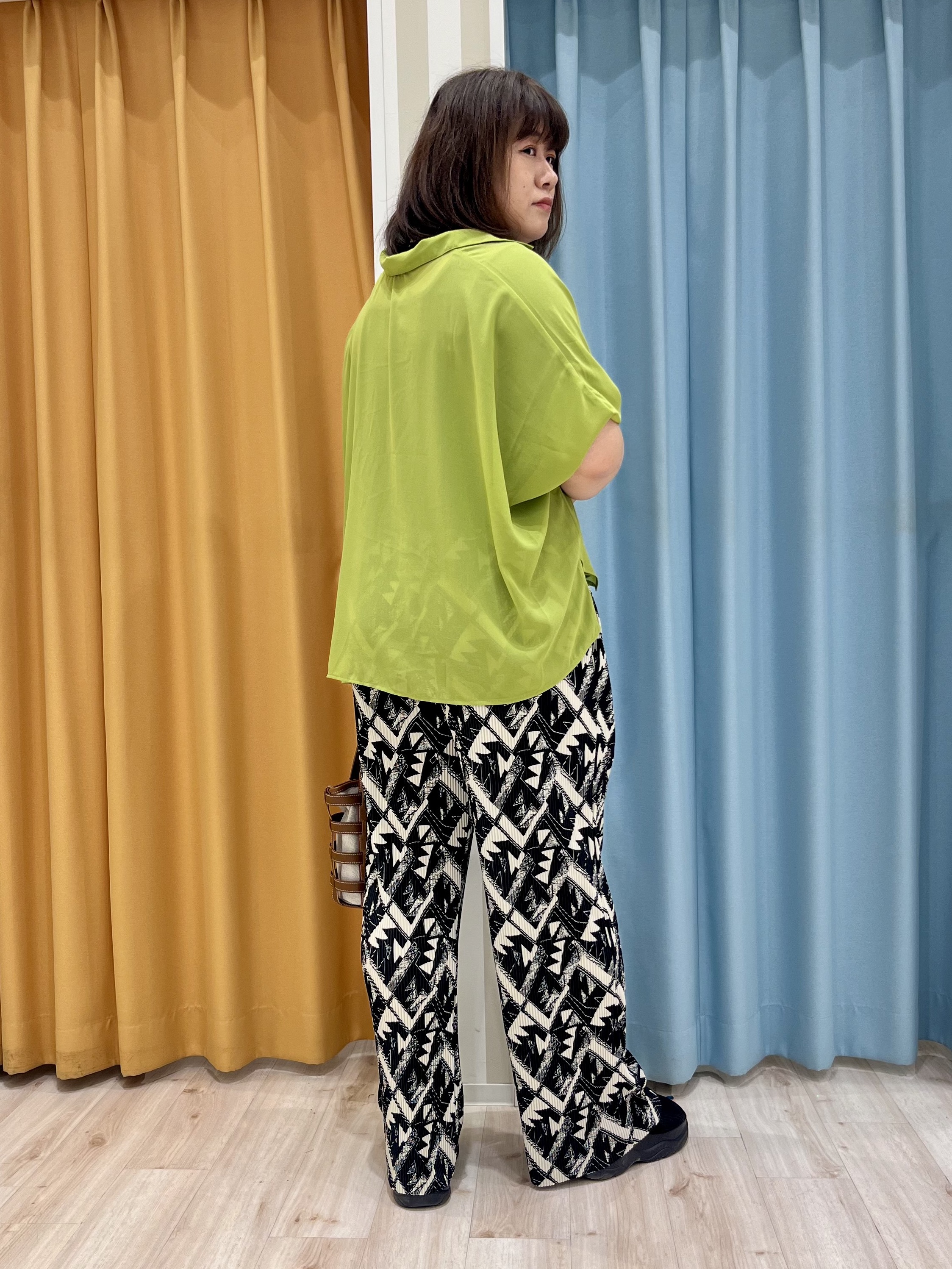 TUMU-TUMUさんの「SHOO･LA･RUE｜【洗濯機可/体型カバー】羽織るだけで雰囲気変わる 柄アソート ポンチョ風シアーシャツ」を使ったコーディネート