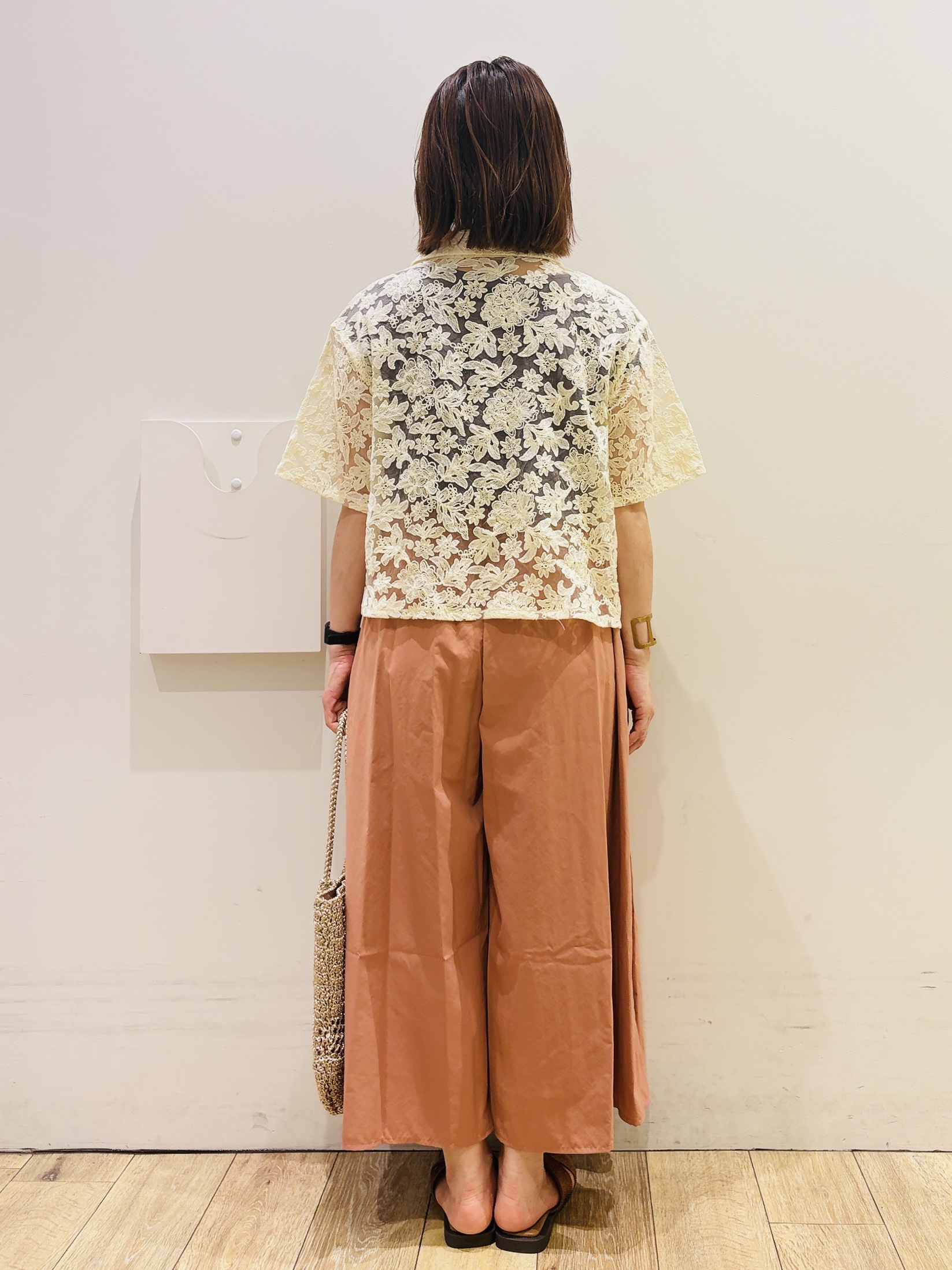 YUKOさんの「index｜フラワー刺繍シアーシャツ【洗濯機OK／イージーアイロン】」を使ったコーディネート