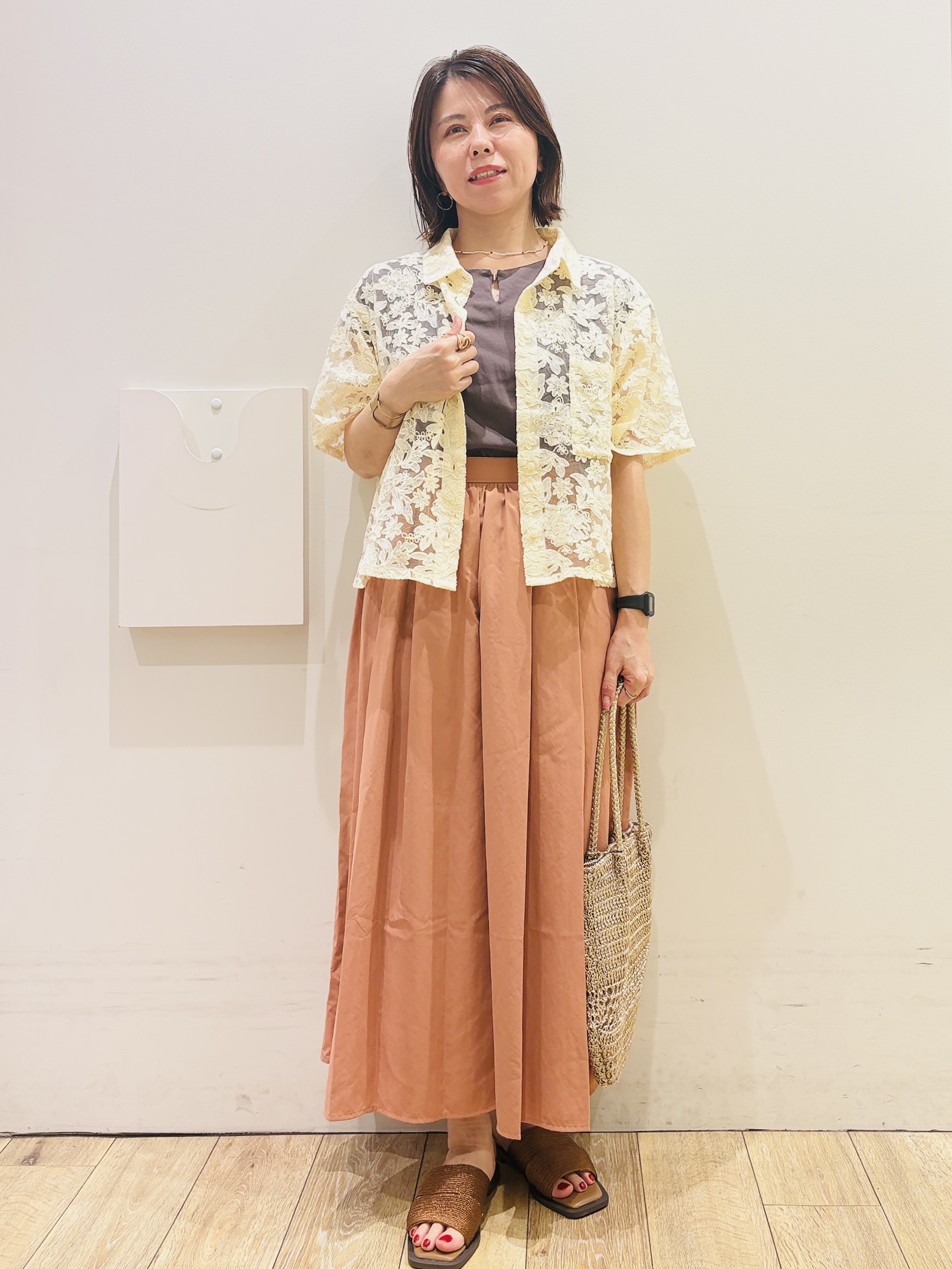 YUKOさんの「index｜フラワー刺繍シアーシャツ【洗濯機OK／イージーアイロン】」を使ったコーディネート