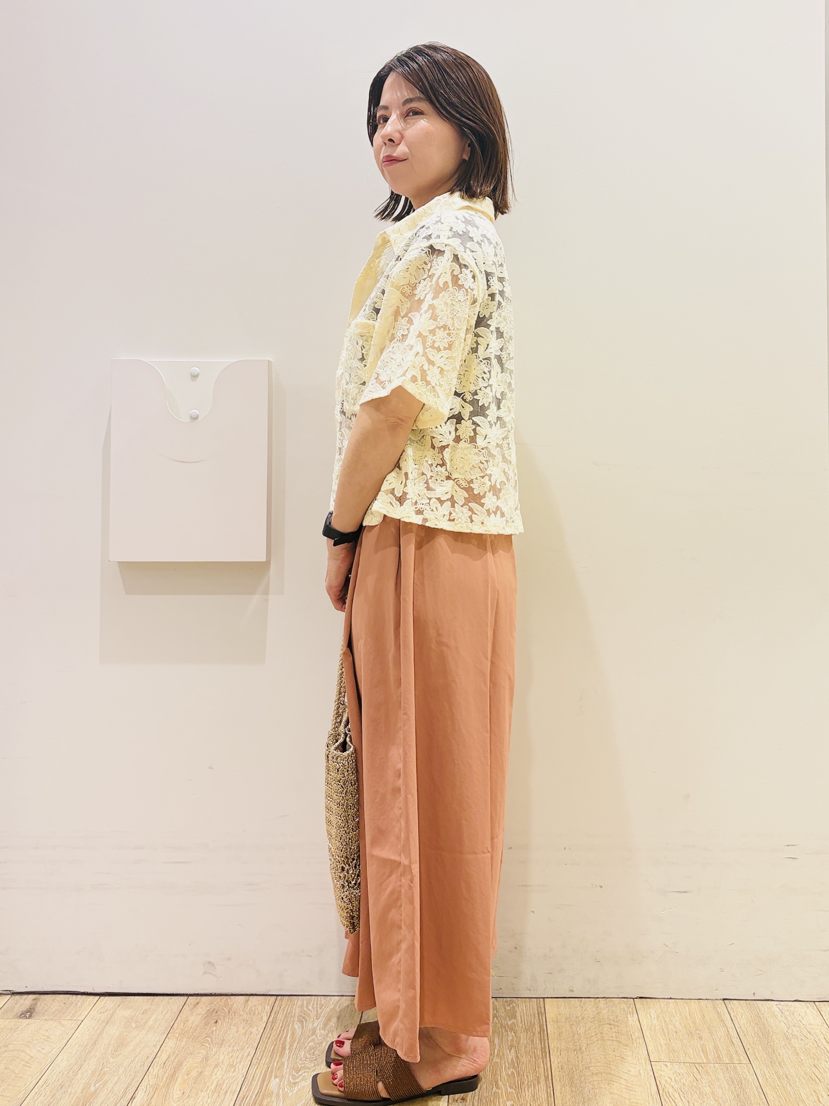 YUKOさんの「index｜フラワー刺繍シアーシャツ【洗濯機OK／イージーアイロン】」を使ったコーディネート