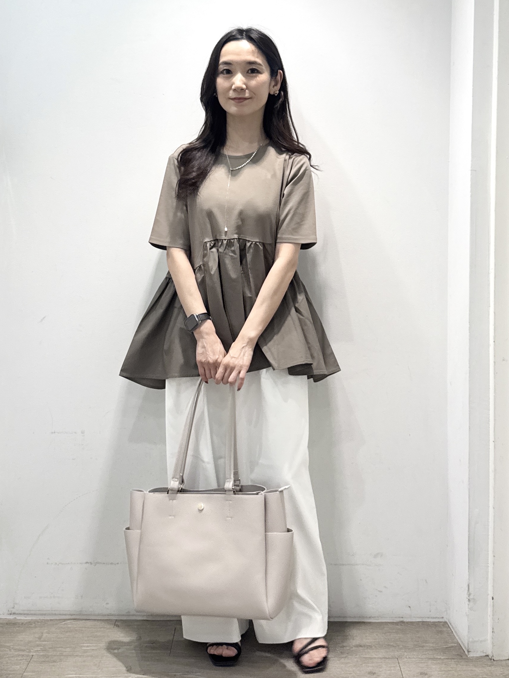 yuicciさんの「OPAQUE.CLIP｜ペプラムドッキングカットソー【洗濯機OK】」を使ったコーディネート