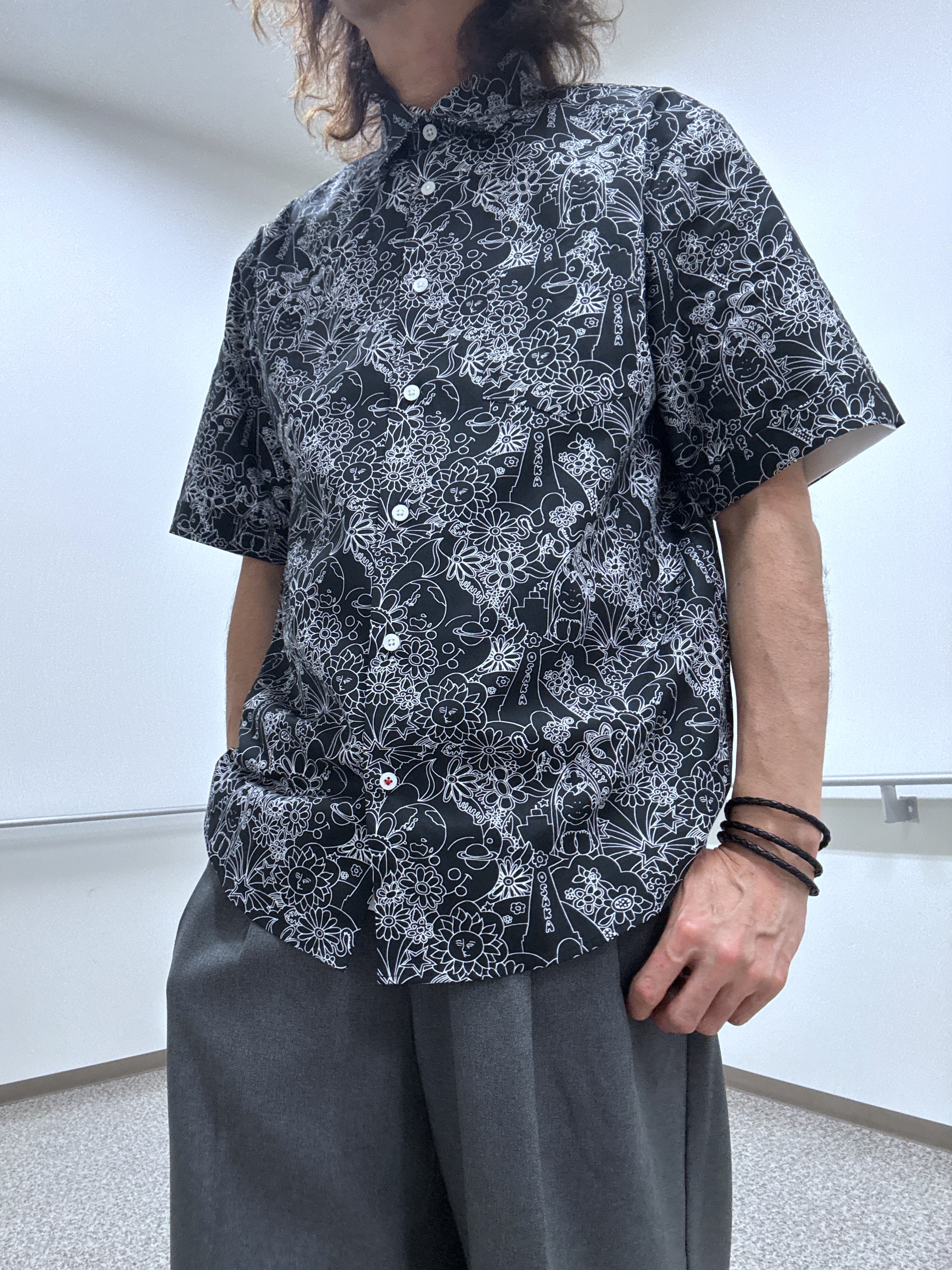 おーのさんの「TAKEO KIKUCHI｜【BOWLER HAT LABEL】ビリケンさんプリント 半袖シャツ」を使ったコーディネート