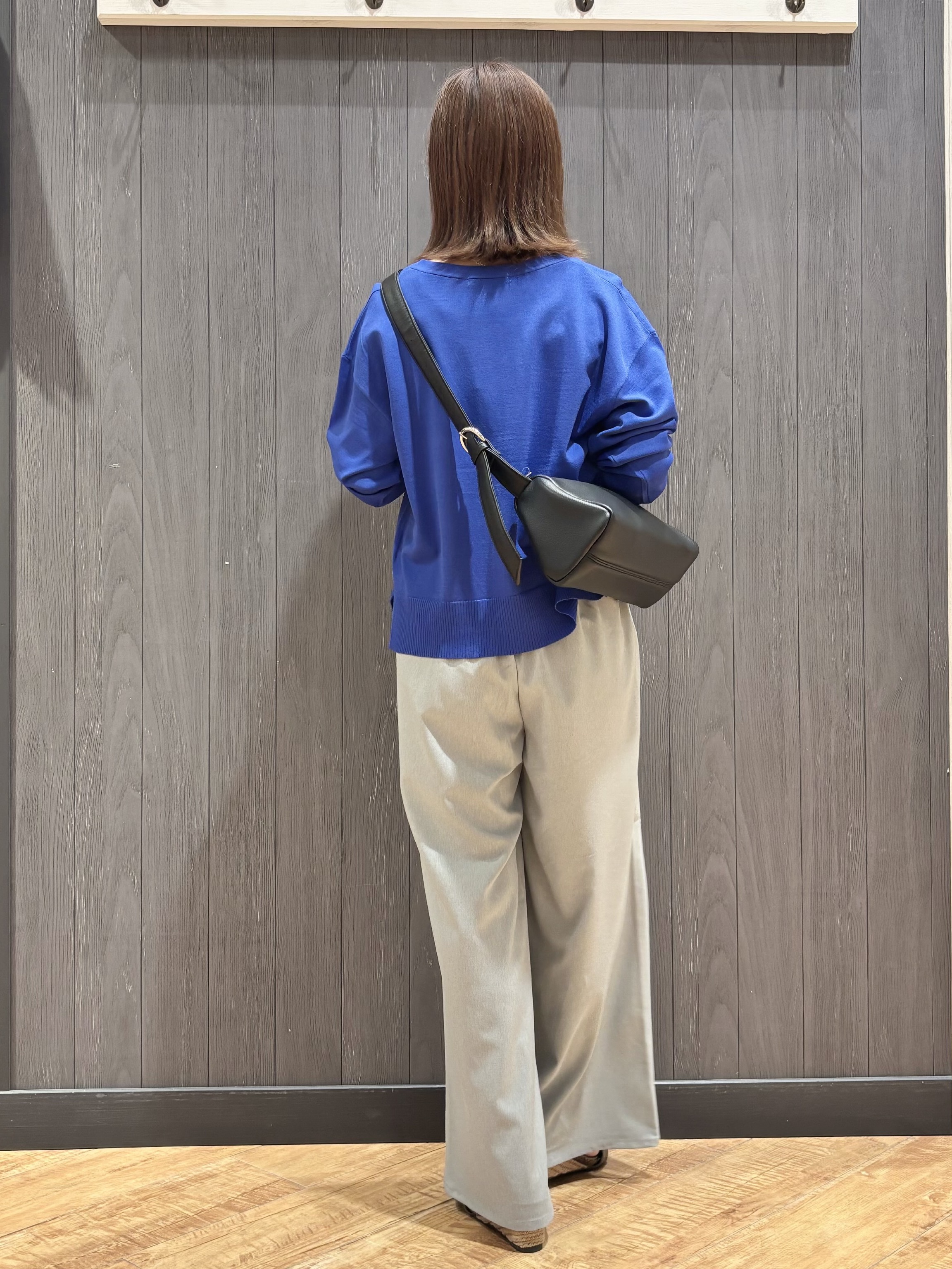 meiさんの「SHOO･LA･RUE｜【洗濯機可/UV】さらっとしたタッチが心地よい ショート丈 Vネックカーディガン」を使ったコーディネート