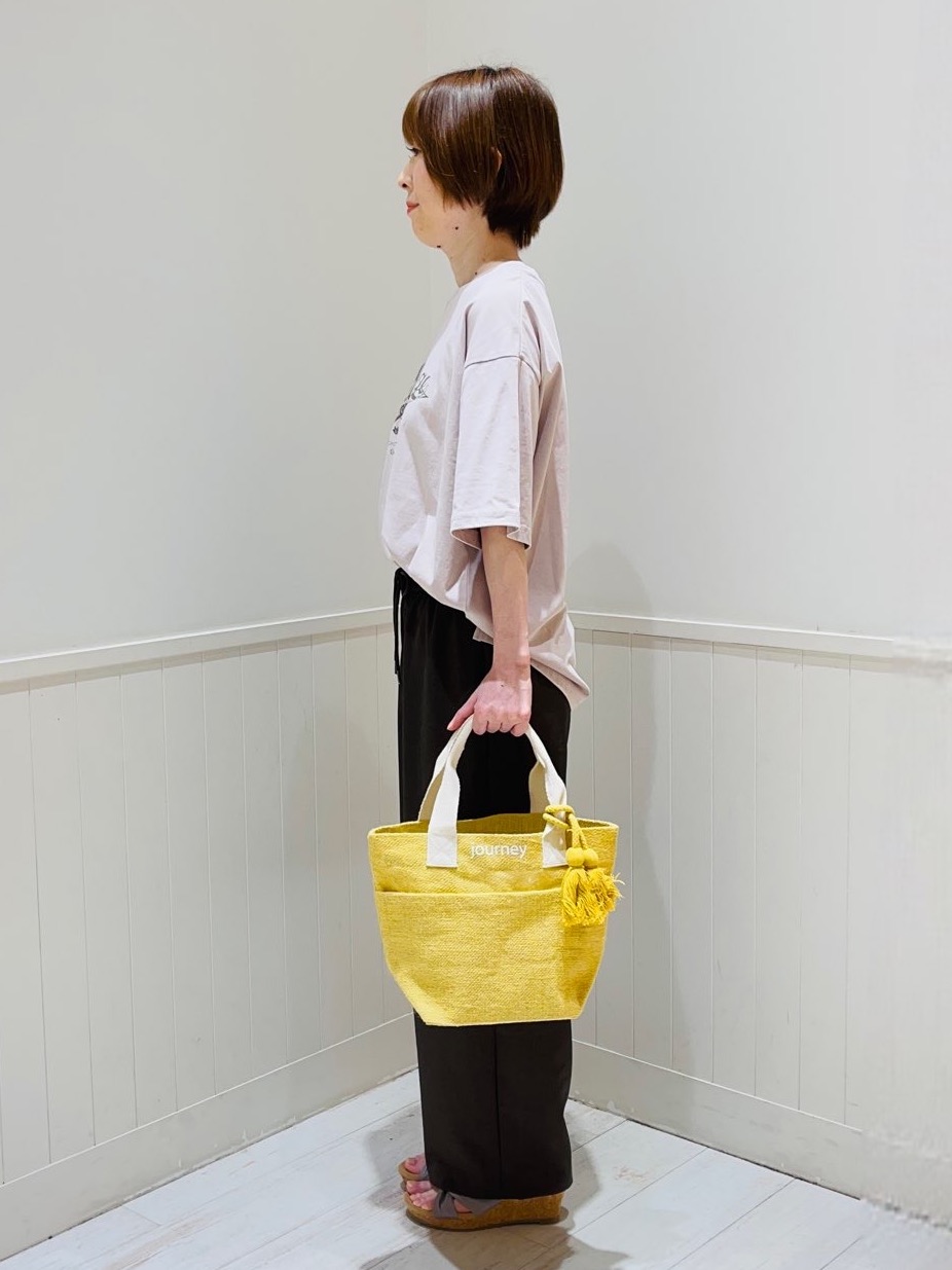 あきさんの「SHOO･LA･RUE｜【S-LL/洗濯機可】選べる3柄 ヴィンテージ風こなれアソートTシャツ」を使ったコーディネート
