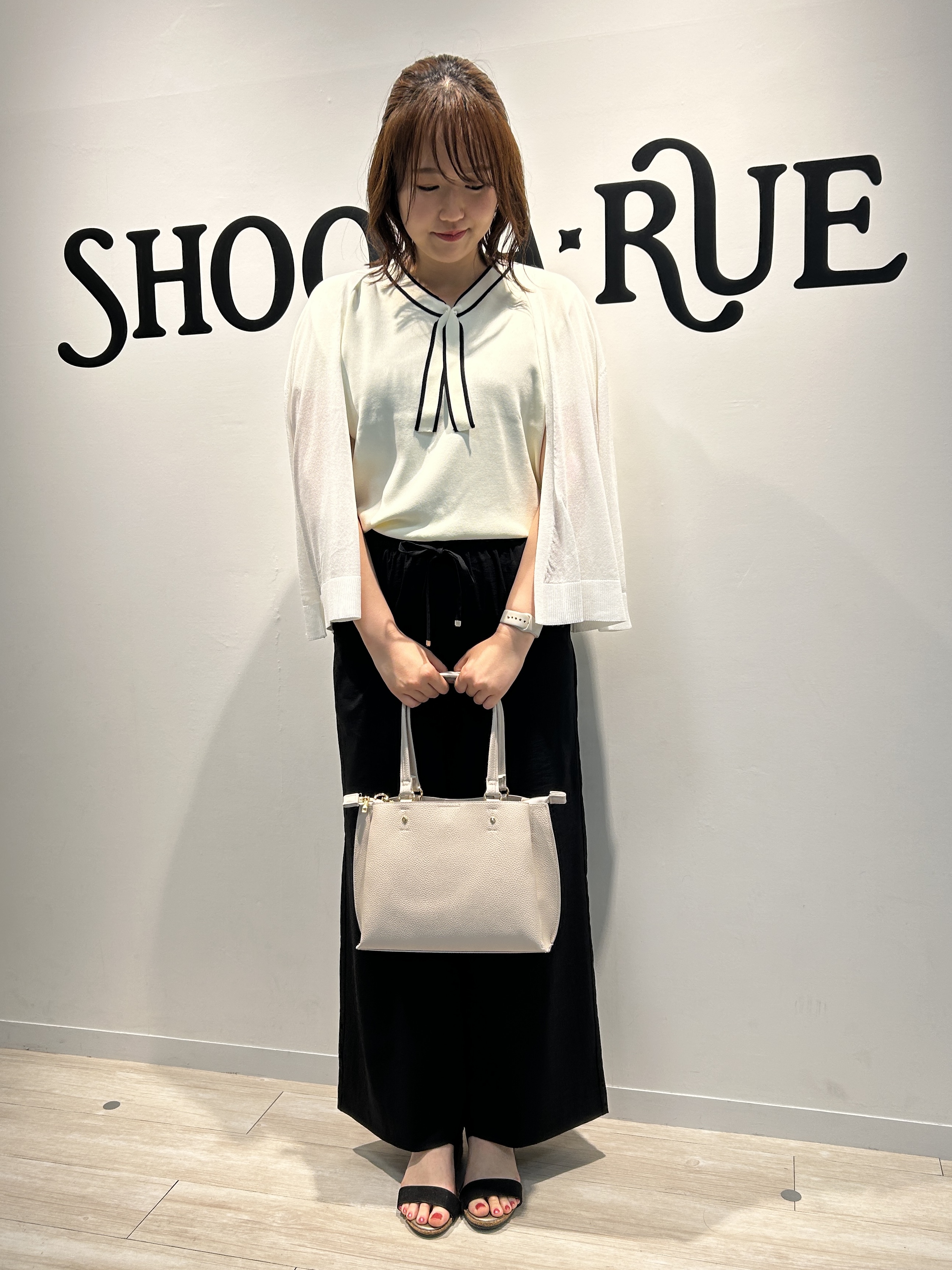 akariさんの「SHOO･LA･RUE｜【洗濯機可/S-LL】オンにもオフにも マルチに使えるボタンレスカーディガン」を使ったコーディネート