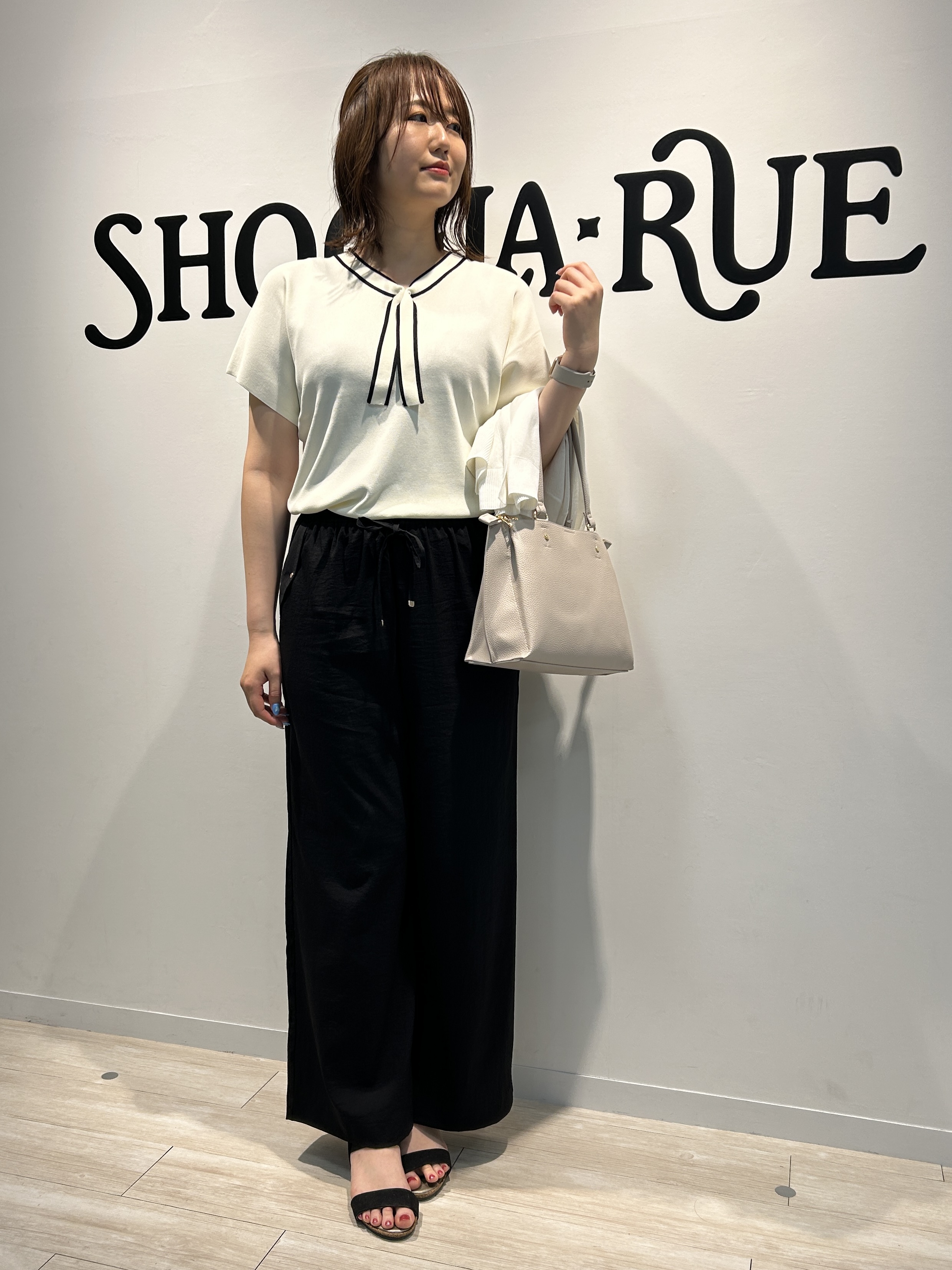akariさんの「SHOO･LA･RUE｜【洗濯機可/S-LL】オンにもオフにも マルチに使えるボタンレスカーディガン」を使ったコーディネート