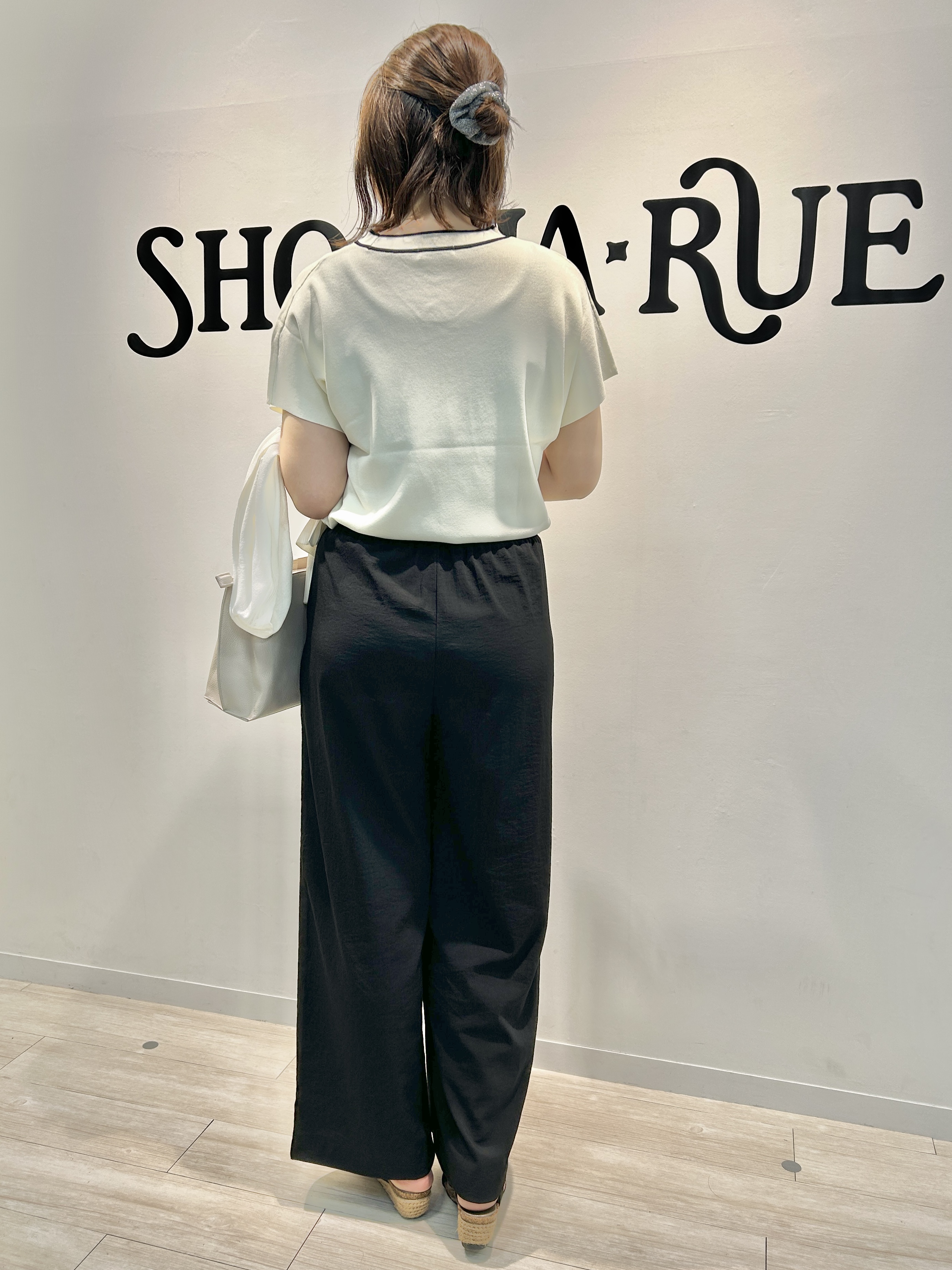akariさんの「SHOO･LA･RUE｜【洗濯機可/S-LL】オンにもオフにも マルチに使えるボタンレスカーディガン」を使ったコーディネート