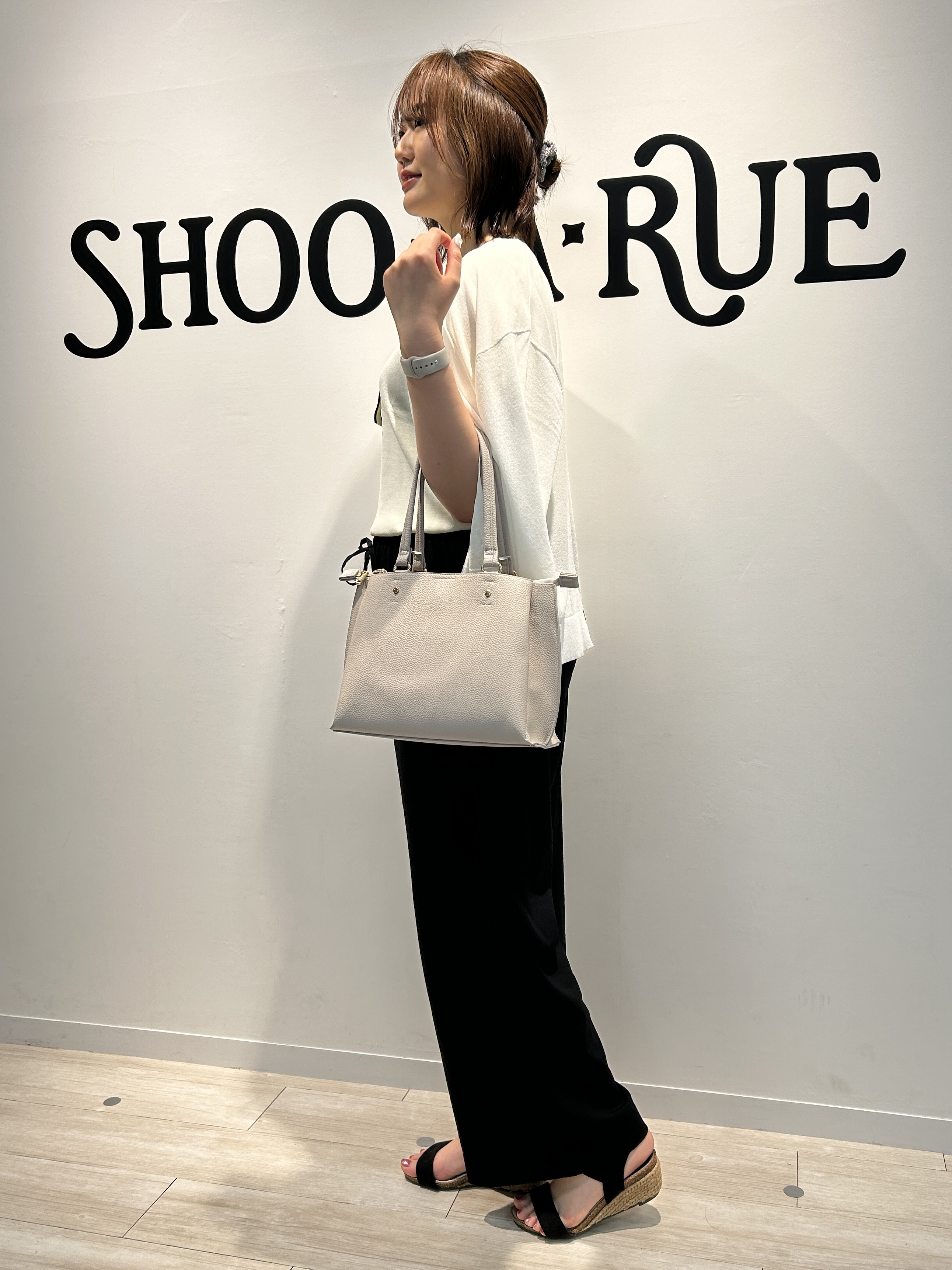 akariさんの「SHOO･LA･RUE｜【洗濯機可/S-LL】オンにもオフにも マルチに使えるボタンレスカーディガン」を使ったコーディネート