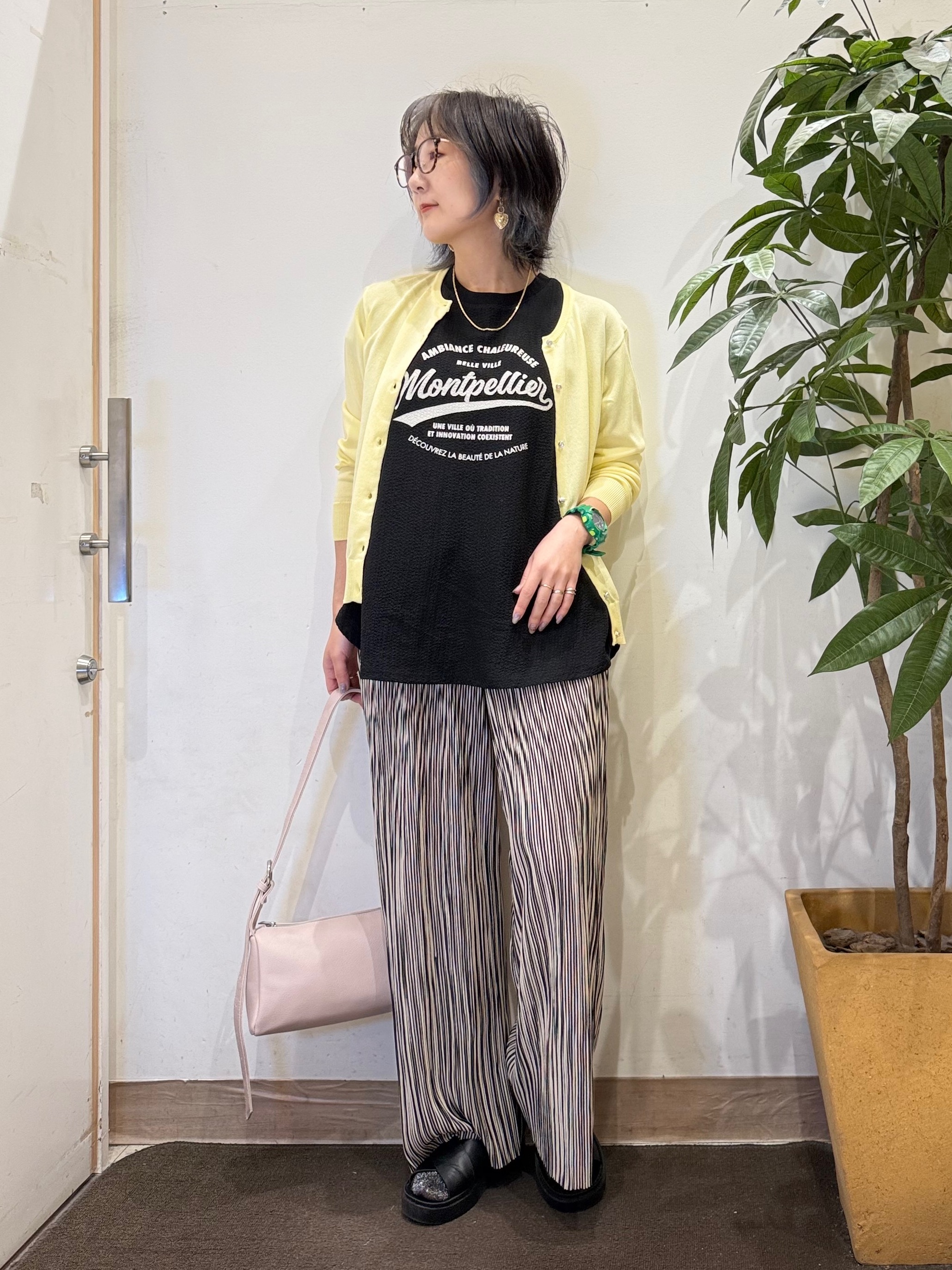 misakiさんの「SHOO･LA･RUE｜【洗濯機可/UV/アンチピリング/S-LL】いろいろボタンが華やか クルーネックカーディガン」を使ったコーディネート