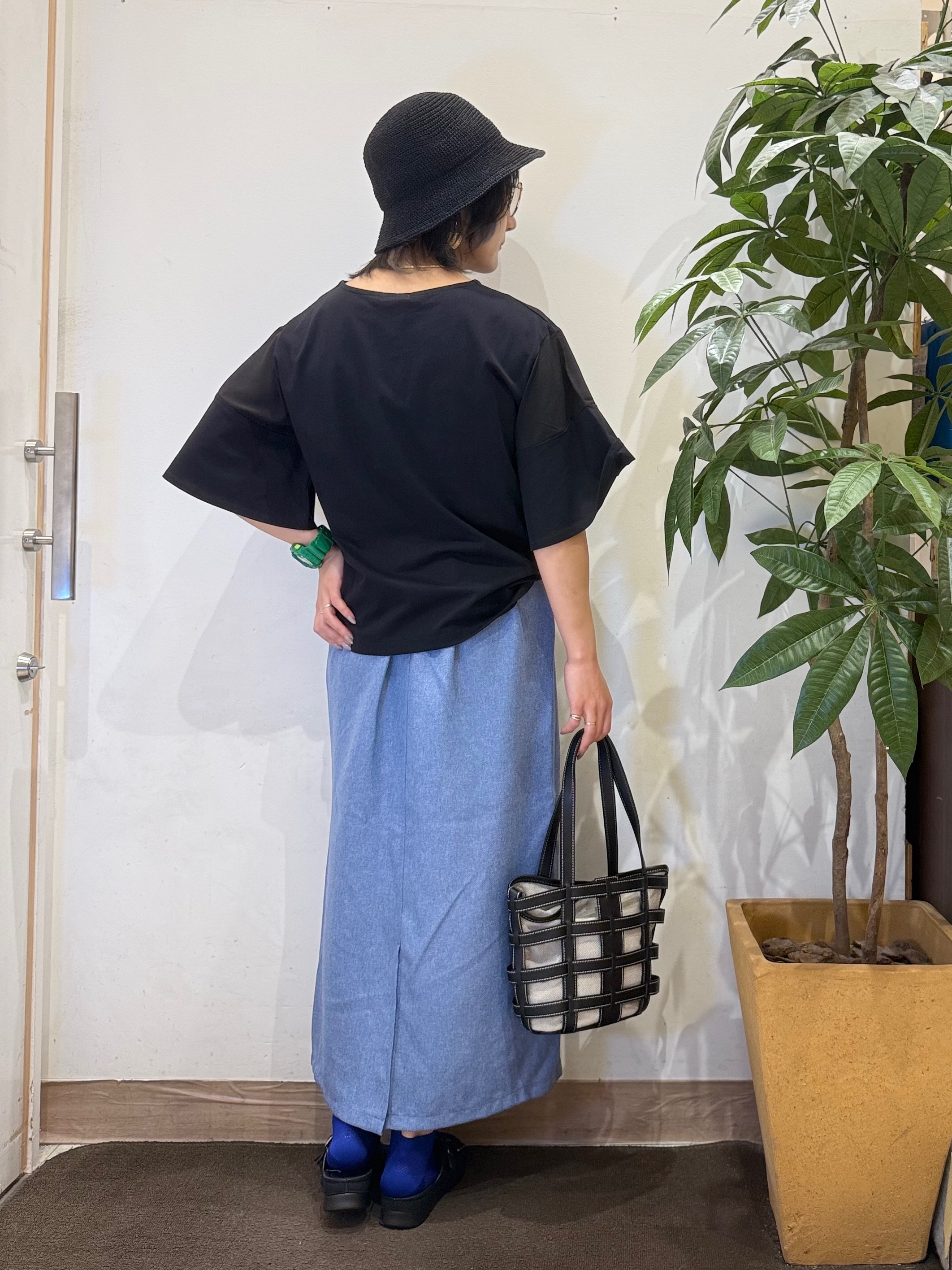 misakiさんの「SHOO･LA･RUE｜【S-LL/洗濯機可/体型カバー】フレアスリーブで二の腕を自然に隠せる 浅VネックTシャツ」を使ったコーディネート