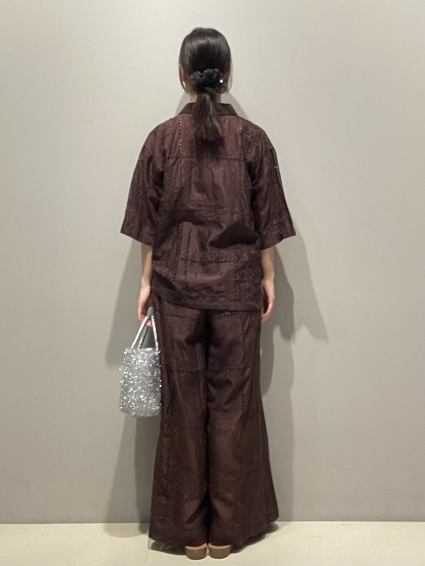 mikiさんの「OPAQUE.CLIP｜刺繍ハーフスリーブシャツ／セットアップ対応可【洗濯機OK】」を使ったコーディネート