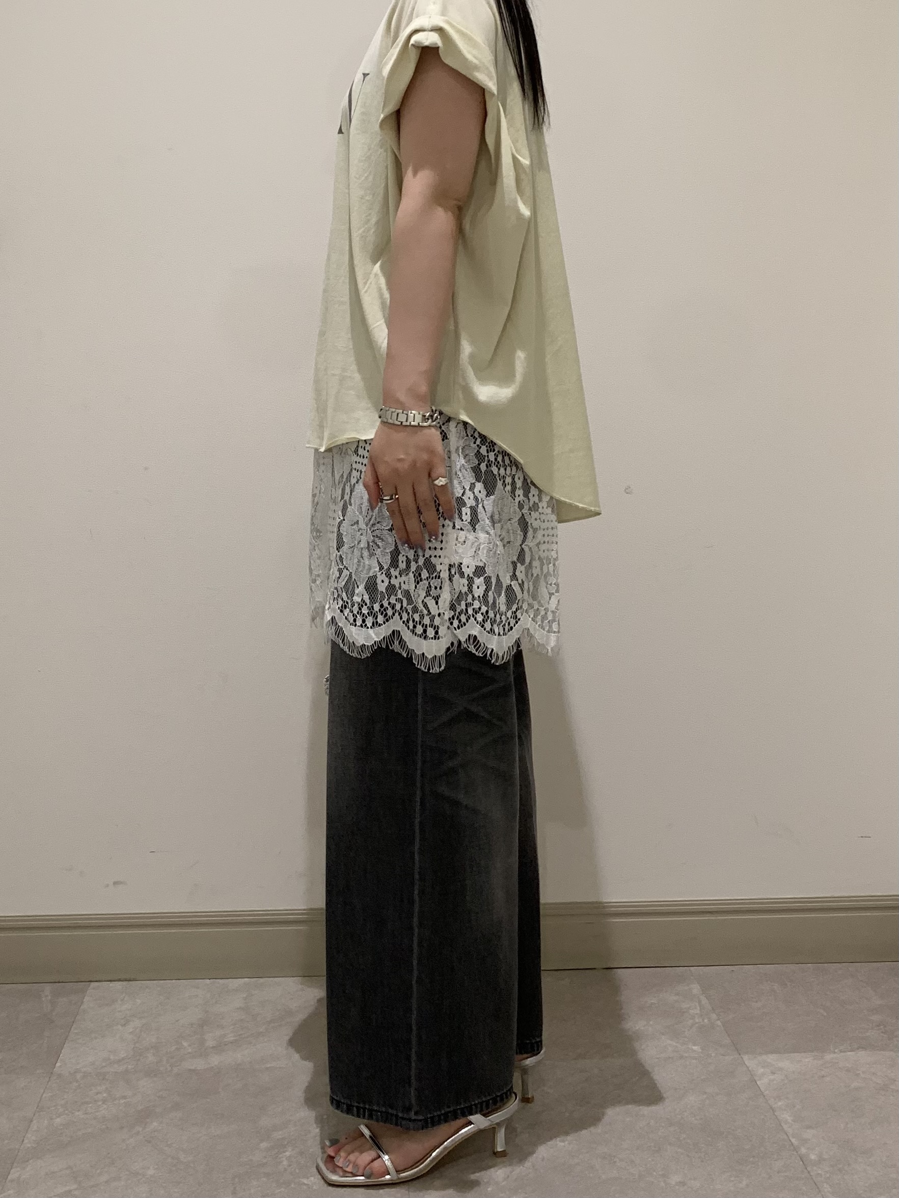 SAKAIさんの「DRESSTERIOR｜ヴィンテージ加工ワイドデニムパンツ」を使ったコーディネート