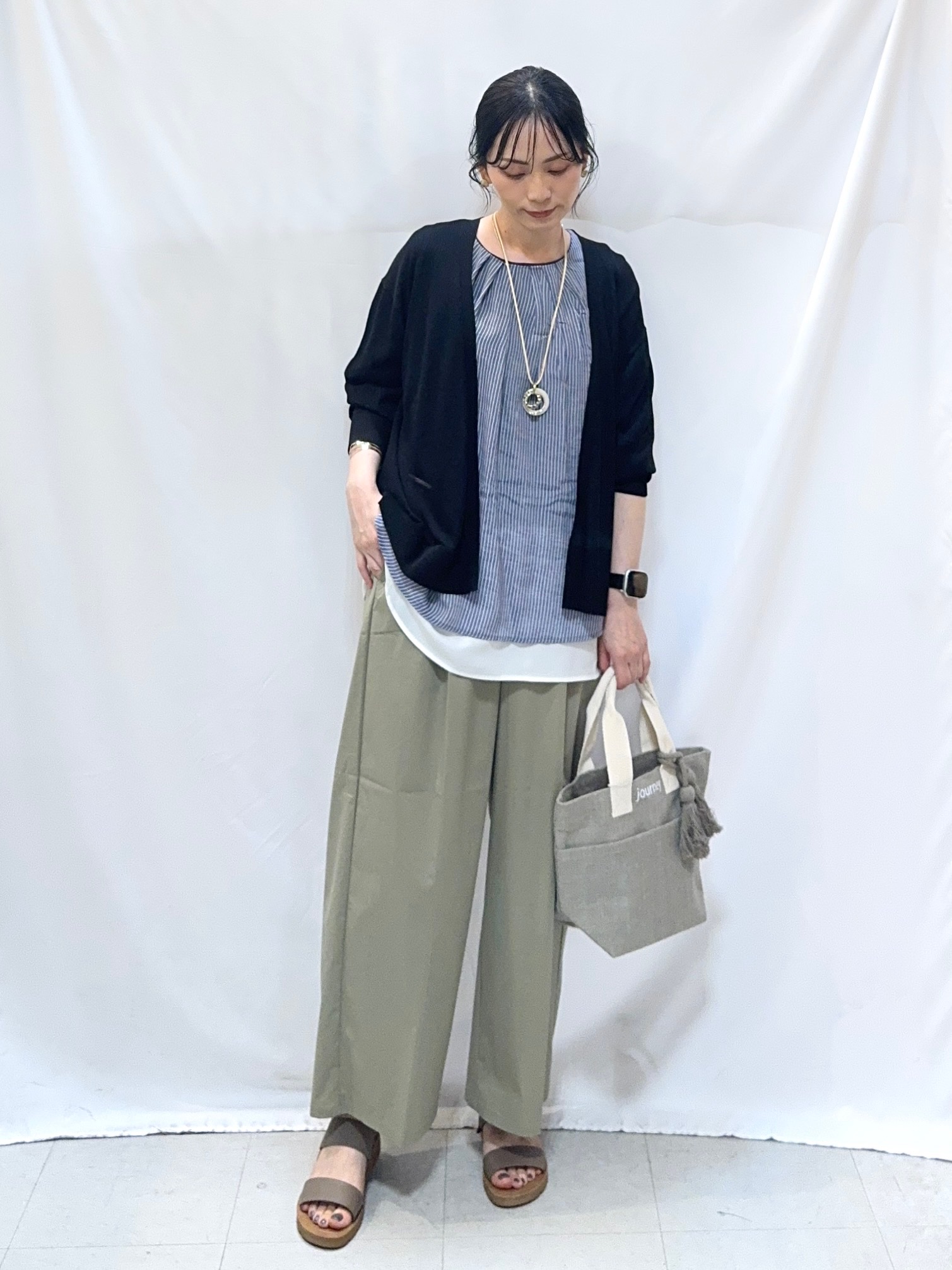 𝐇𝐢𝐫𝐨𝐦𝐢さんの「SHOO･LA･RUE｜【洗濯機可/S-LL】オンにもオフにも マルチに使えるボタンレスカーディガン」を使ったコーディネート