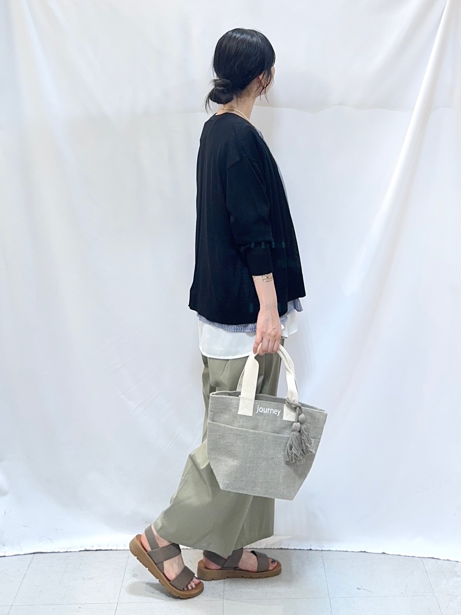 𝐇𝐢𝐫𝐨𝐦𝐢さんの「SHOO･LA･RUE｜【洗濯機可/S-LL】オンにもオフにも マルチに使えるボタンレスカーディガン」を使ったコーディネート