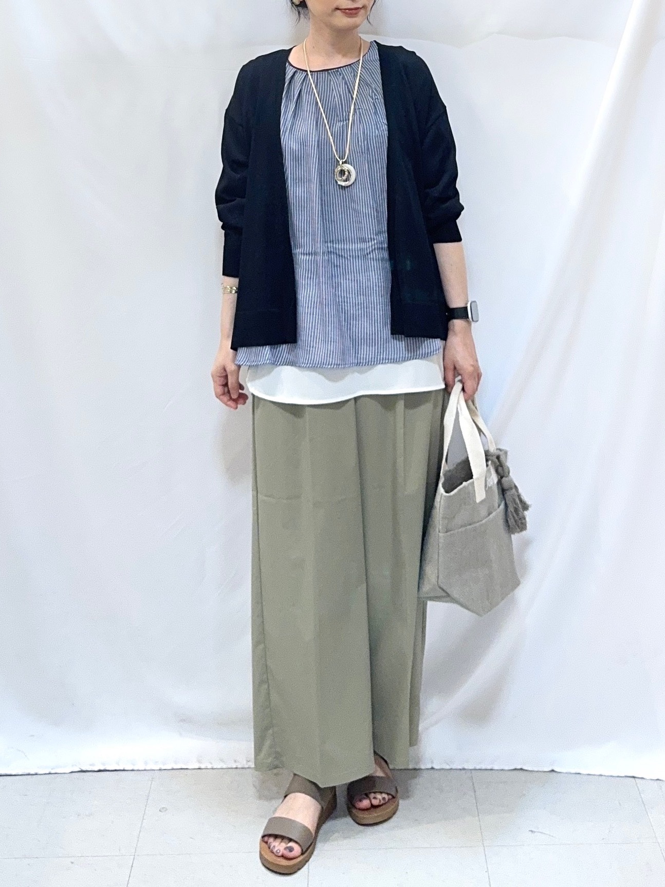 𝐇𝐢𝐫𝐨𝐦𝐢さんの「SHOO･LA･RUE｜【洗濯機可/S-LL】オンにもオフにも マルチに使えるボタンレスカーディガン」を使ったコーディネート