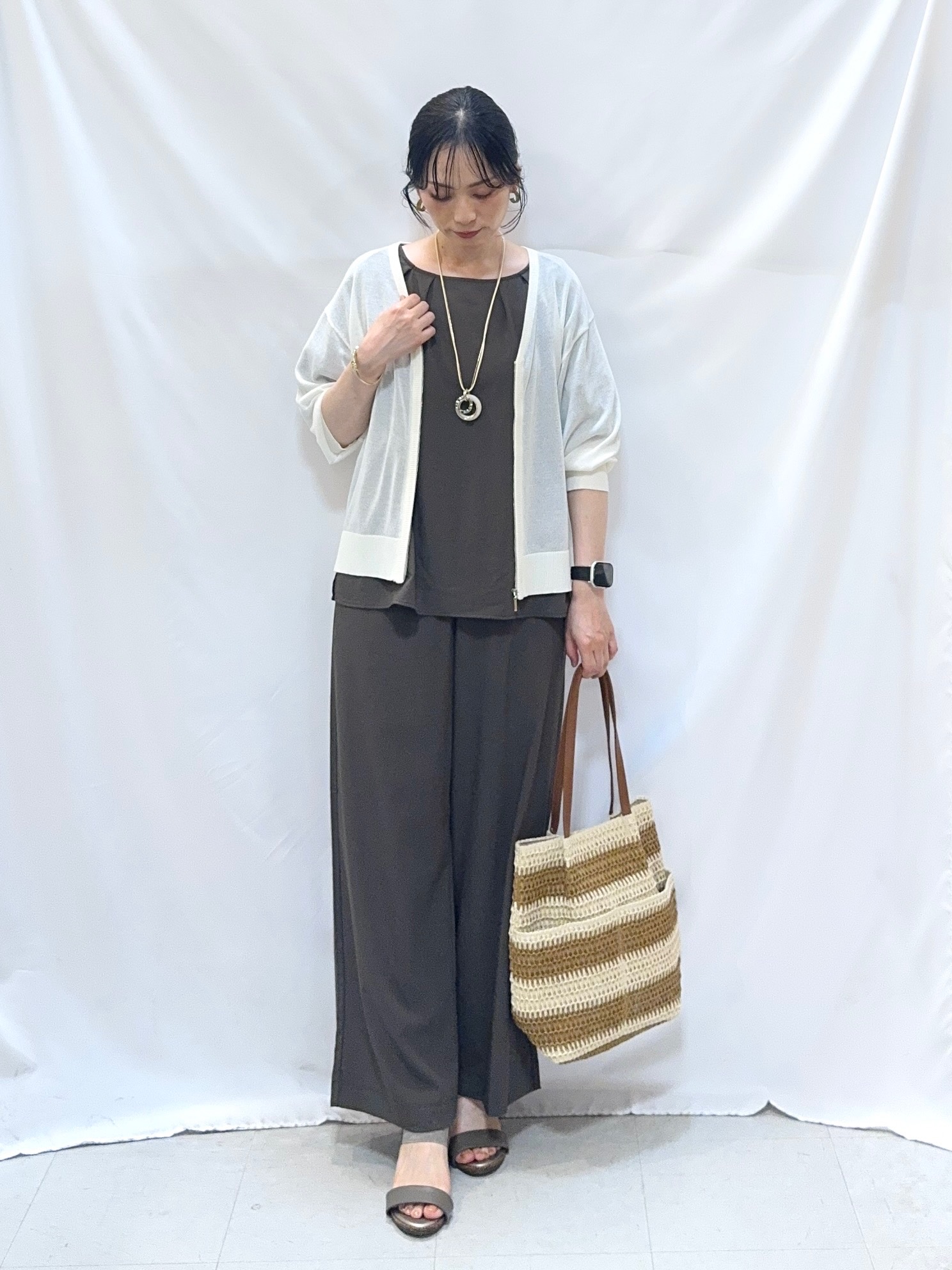 𝐇𝐢𝐫𝐨𝐦𝐢さんの「SHOO･LA･RUE｜【洗濯機可/S-LL】程よいVネックですっきり魅せる ジップアップ 7分袖シアーカーディガン」を使ったコーディネート