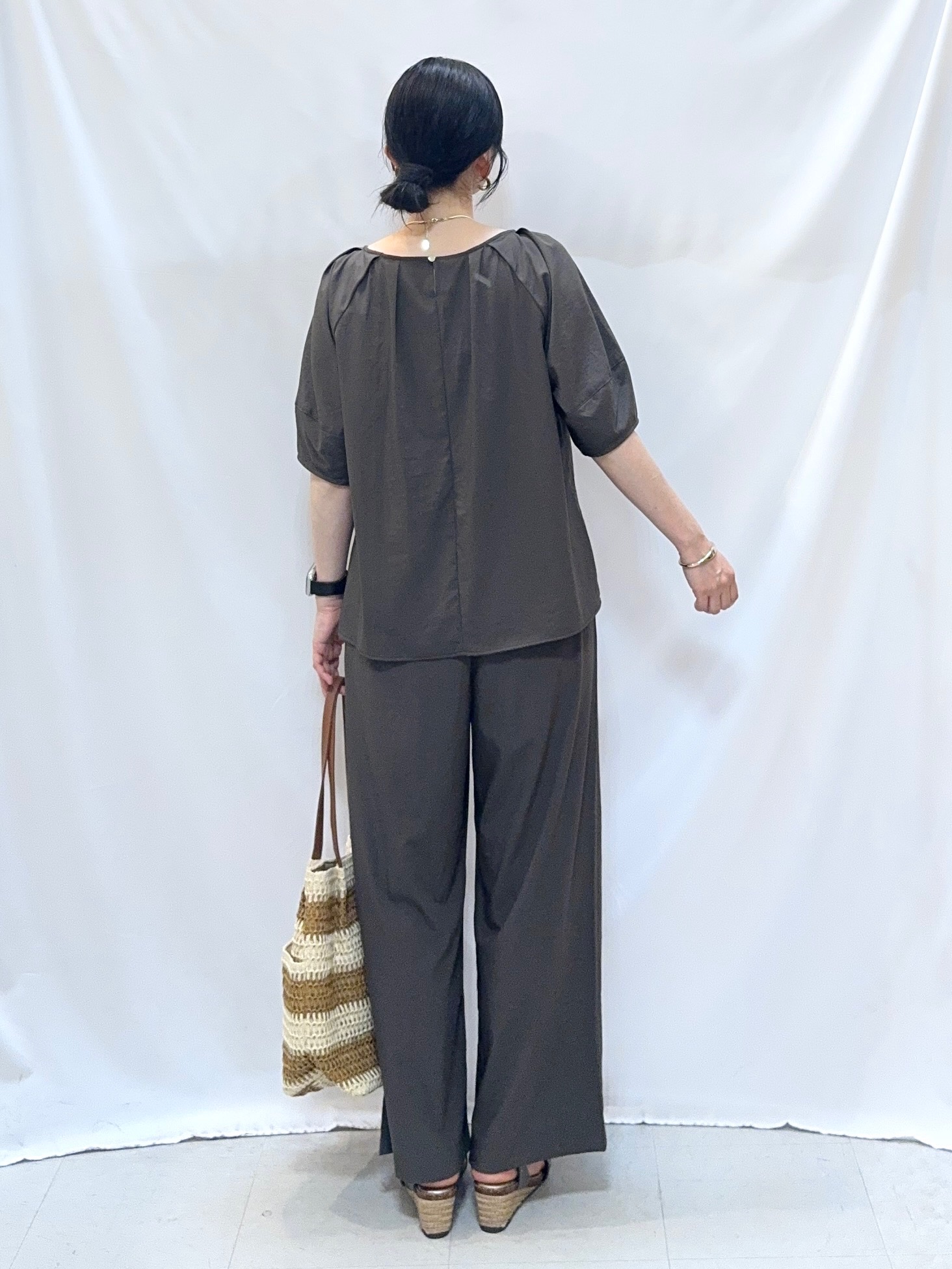𝐇𝐢𝐫𝐨𝐦𝐢さんの「SHOO･LA･RUE｜【洗濯機可/S-LL】程よいVネックですっきり魅せる ジップアップ 7分袖シアーカーディガン」を使ったコーディネート