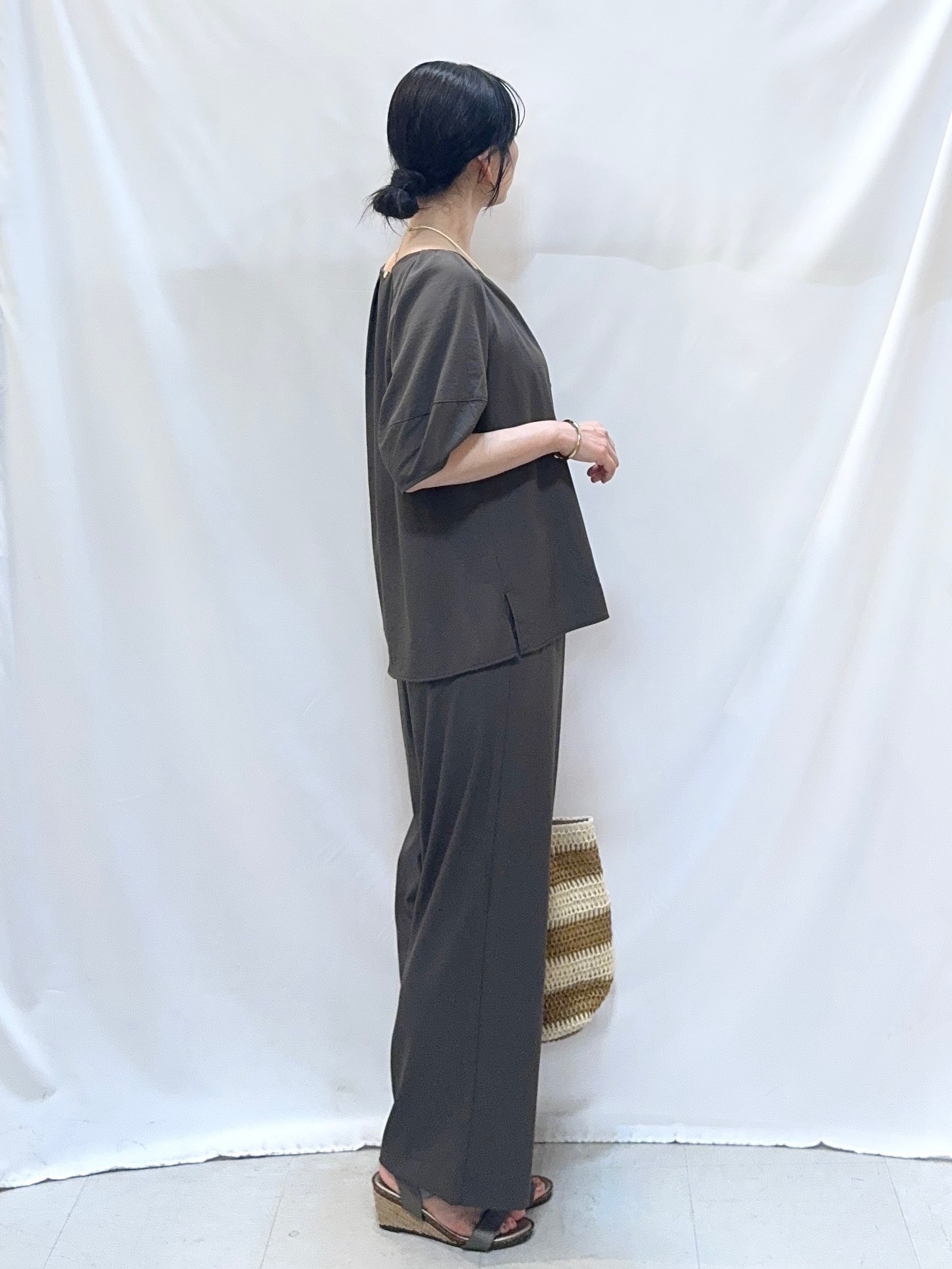 𝐇𝐢𝐫𝐨𝐦𝐢さんの「SHOO･LA･RUE｜【洗濯機可/S-LL】程よいVネックですっきり魅せる ジップアップ 7分袖シアーカーディガン」を使ったコーディネート