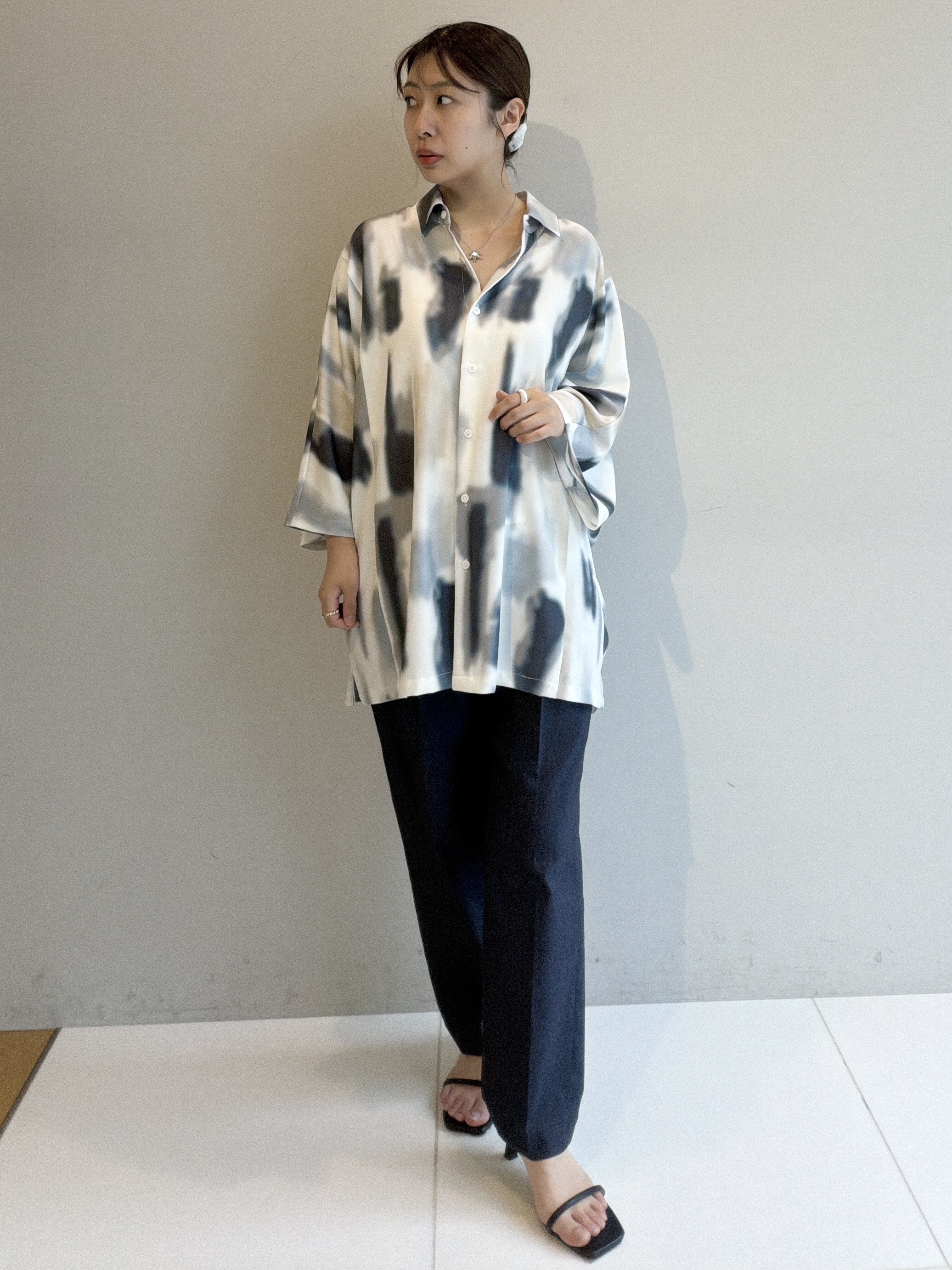 abeさんの「tk.TAKEO KIKUCHI｜【今、売れています。】アブストラクトドルマンとろみシャツ/さらっとタッチ/ドレープ/美シルエット/総」を使ったコーディネート