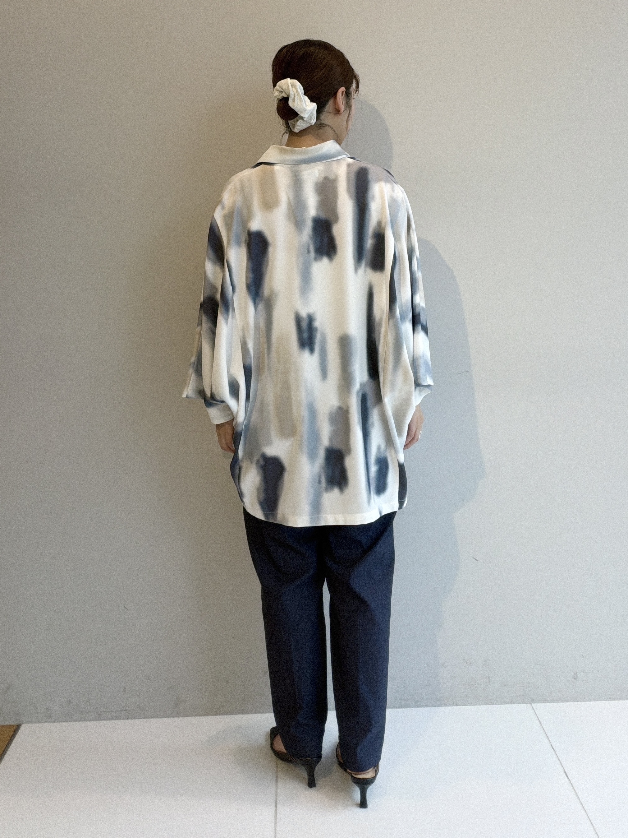 abeさんの「tk.TAKEO KIKUCHI｜【今、売れています。】アブストラクトドルマンとろみシャツ/さらっとタッチ/ドレープ/美シルエット/総」を使ったコーディネート