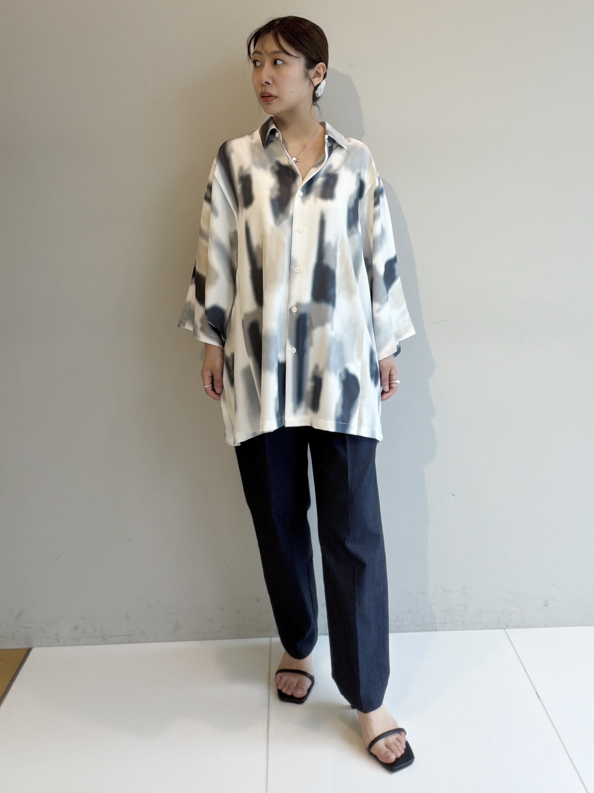 abeさんの「tk.TAKEO KIKUCHI｜【今、売れています。】アブストラクトドルマンとろみシャツ/さらっとタッチ/ドレープ/美シルエット/総」を使ったコーディネート