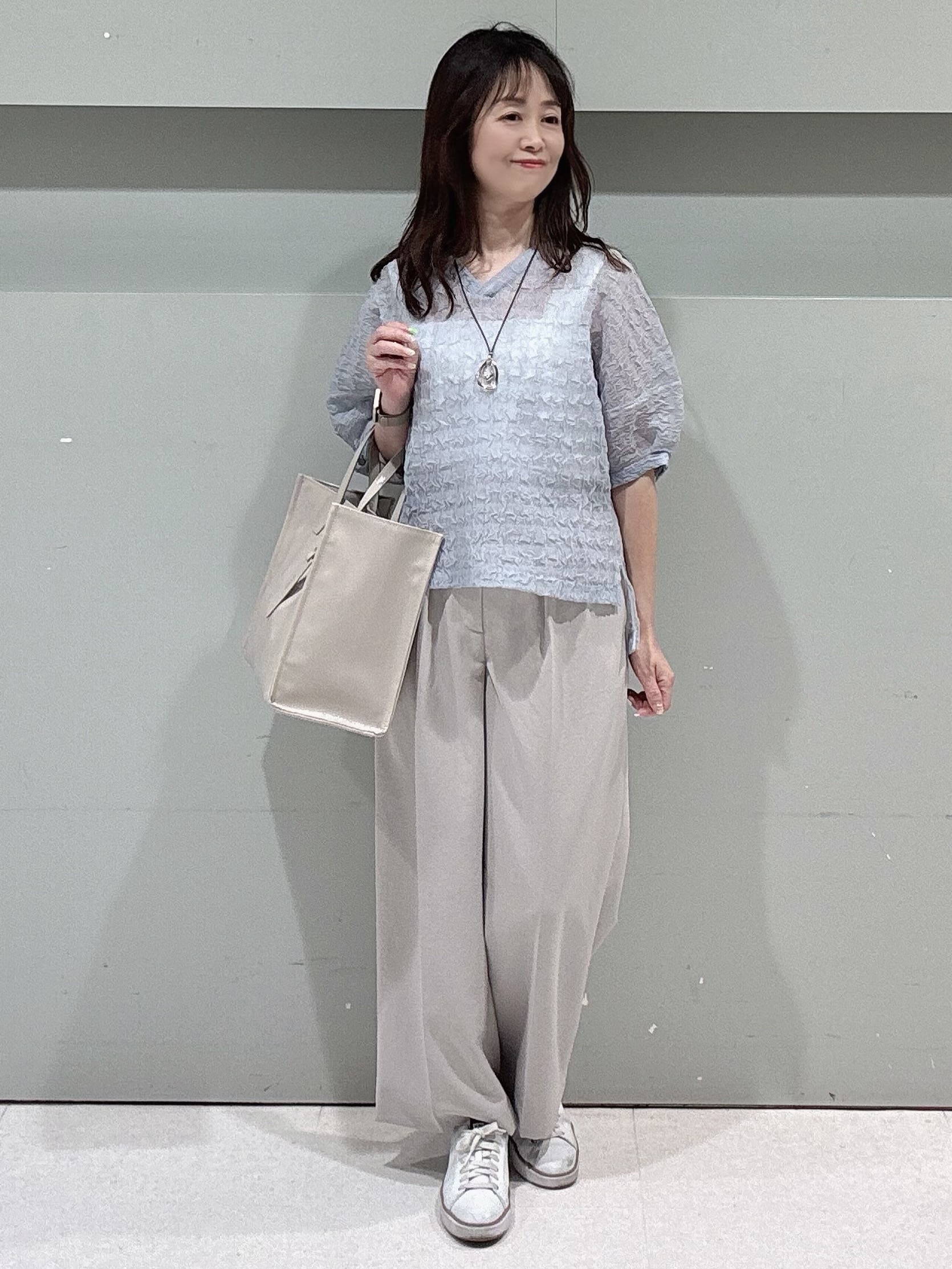 makiさんの「UNTITLED｜【洗える】シアーVネックブラウス」を使ったコーディネート