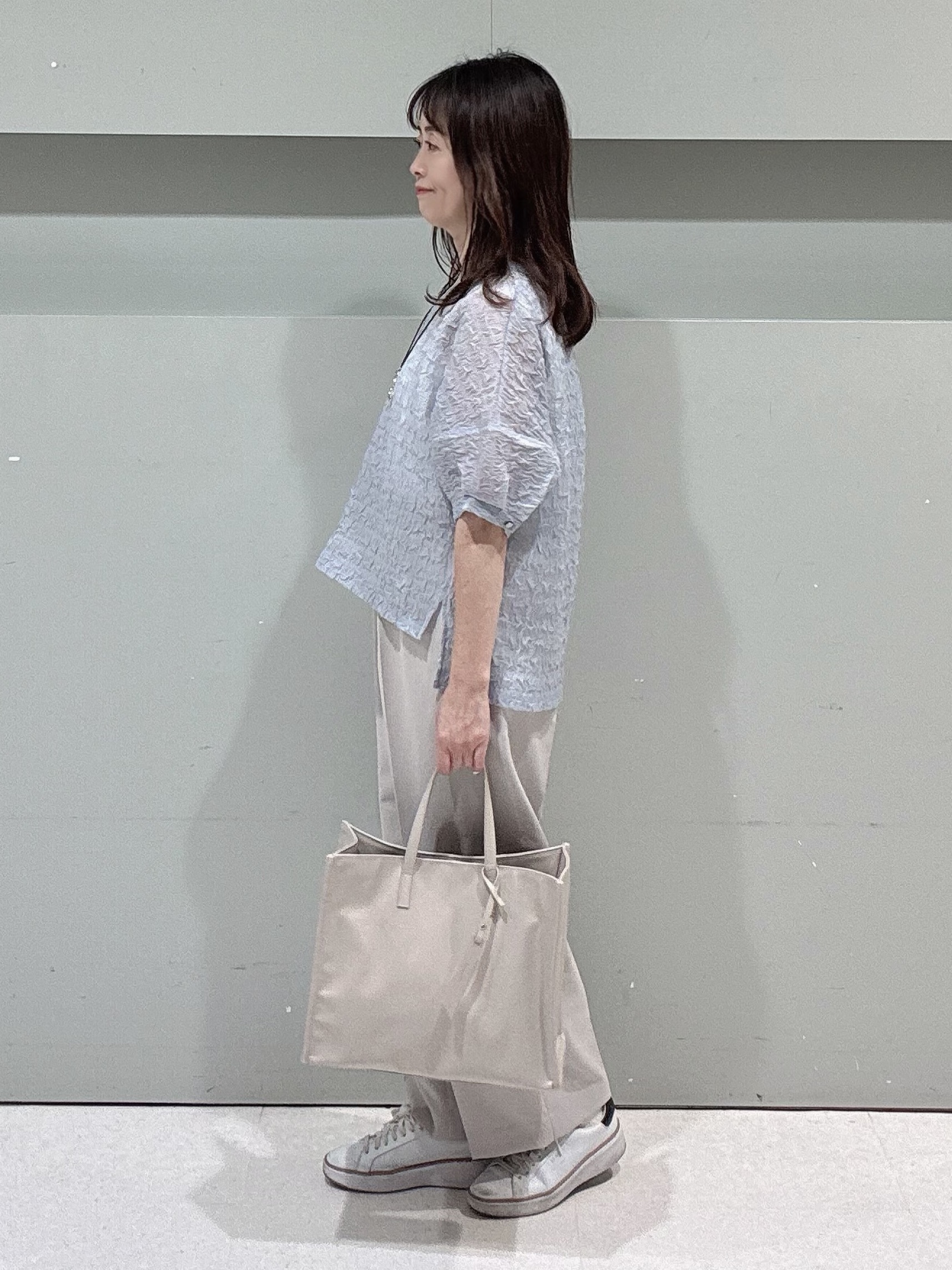 makiさんの「UNTITLED｜【洗える】シアーVネックブラウス」を使ったコーディネート