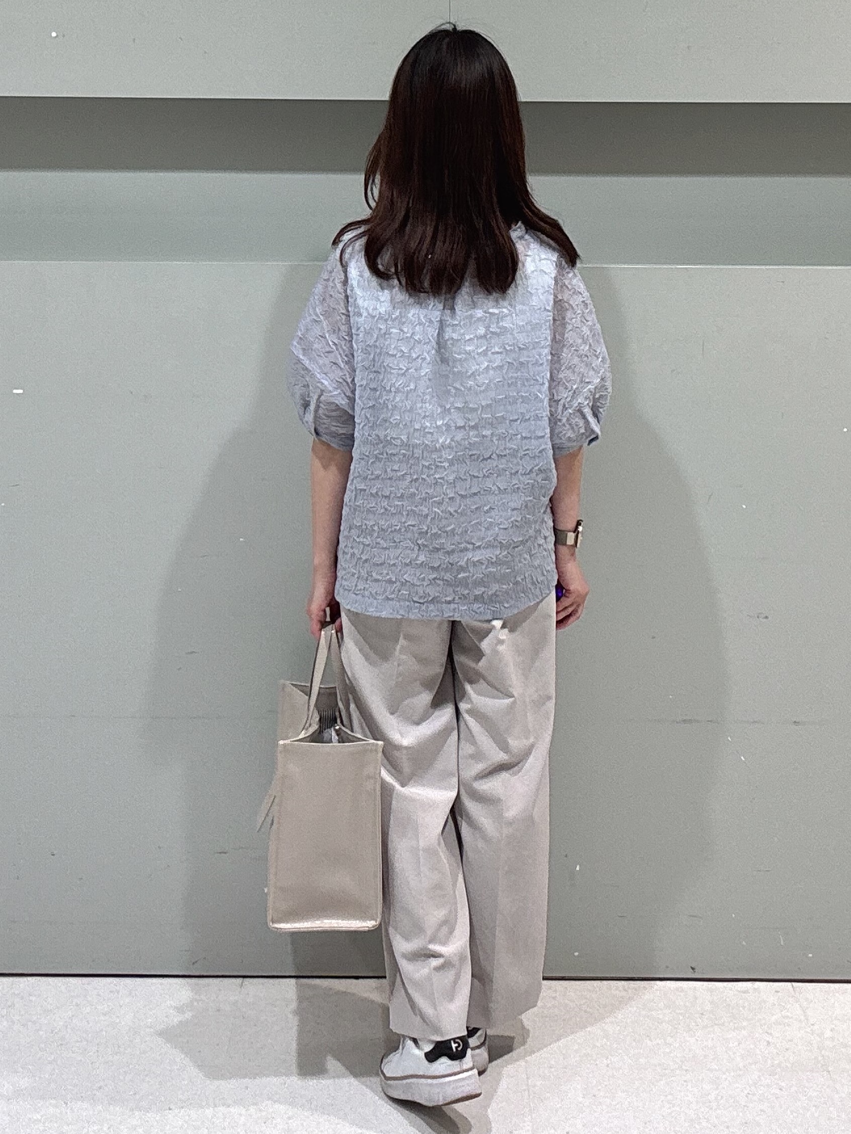 makiさんの「UNTITLED｜【洗える】シアーVネックブラウス」を使ったコーディネート