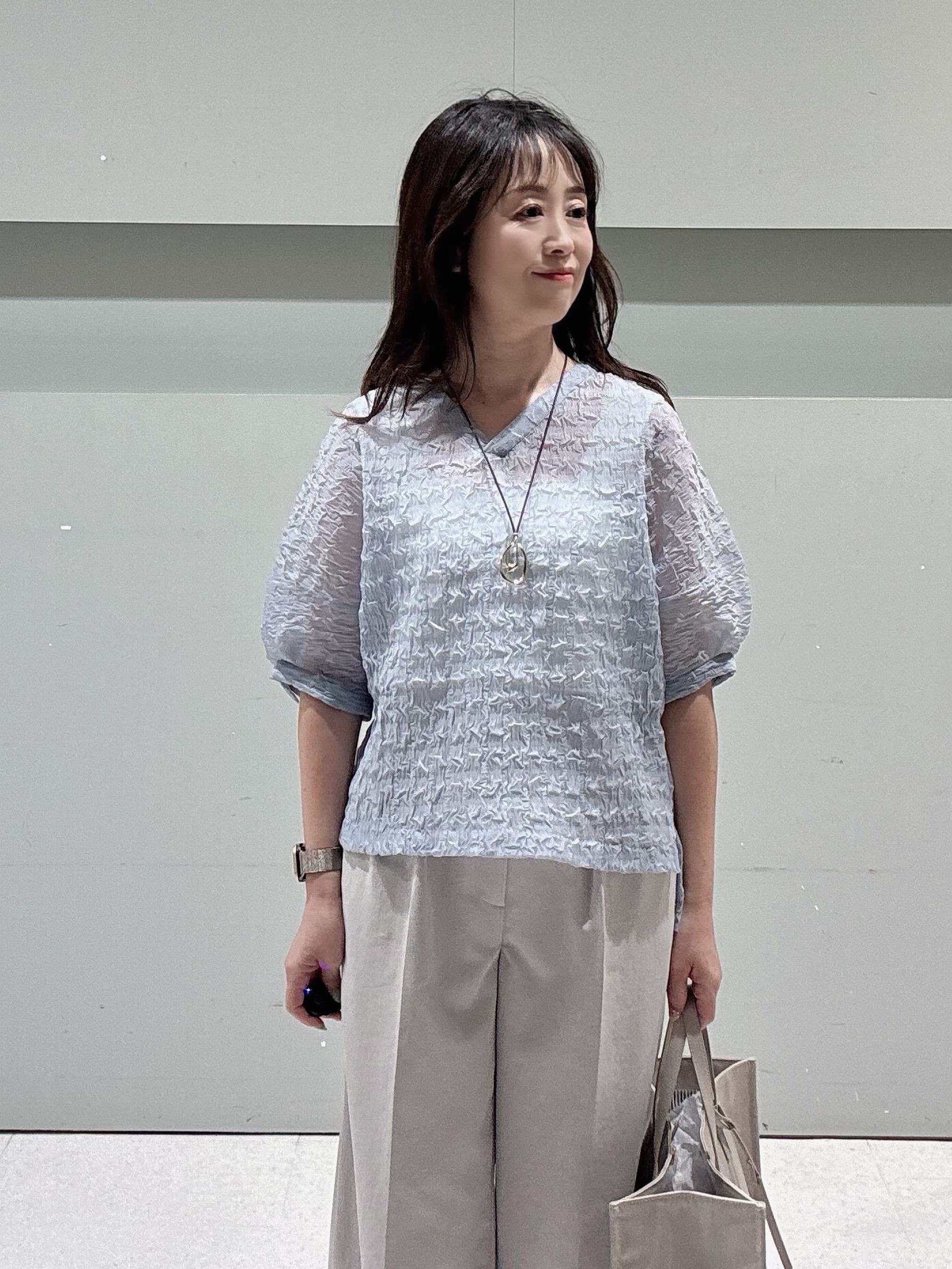makiさんの「UNTITLED｜【洗える】シアーVネックブラウス」を使ったコーディネート