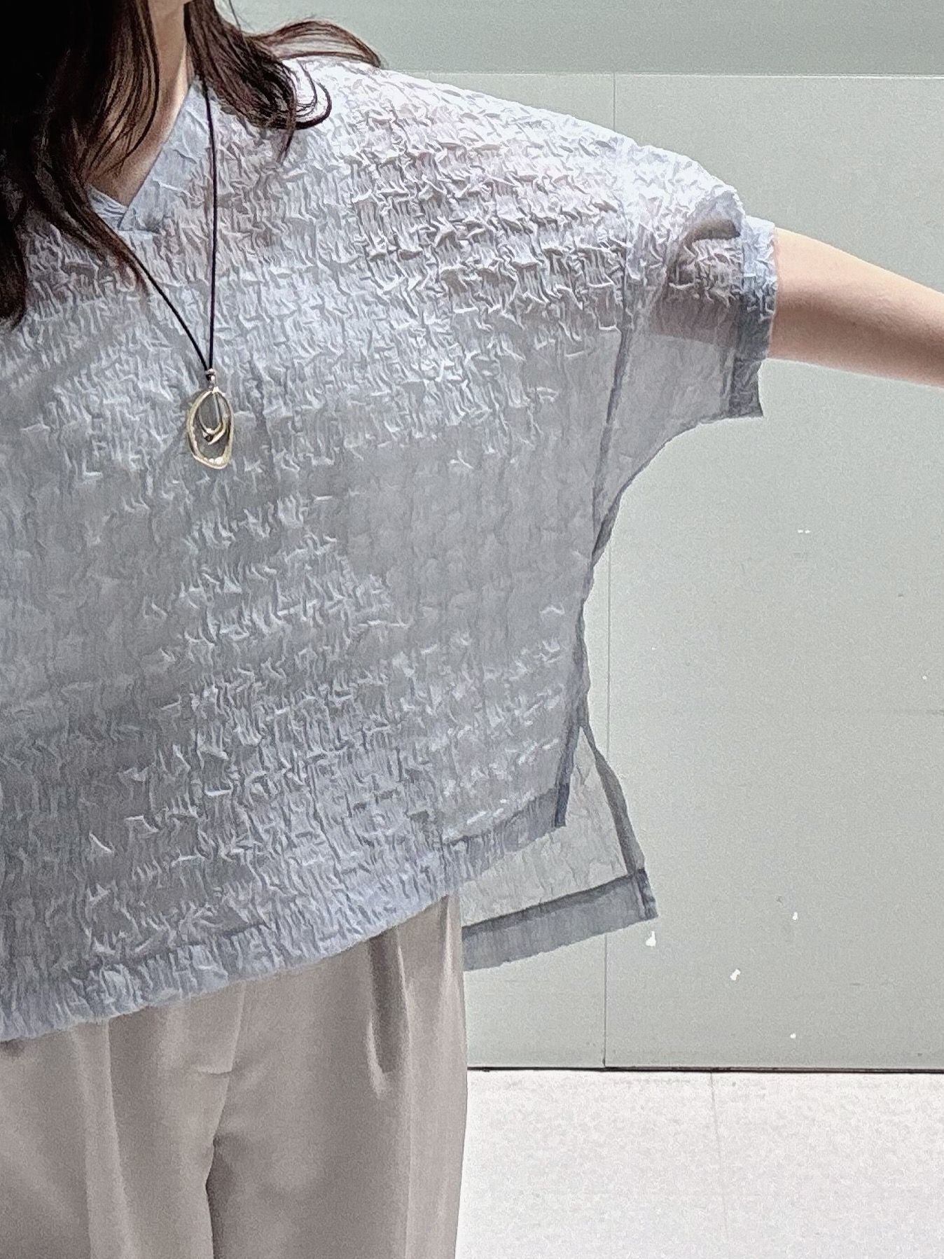makiさんの「UNTITLED｜【洗える】シアーVネックブラウス」を使ったコーディネート