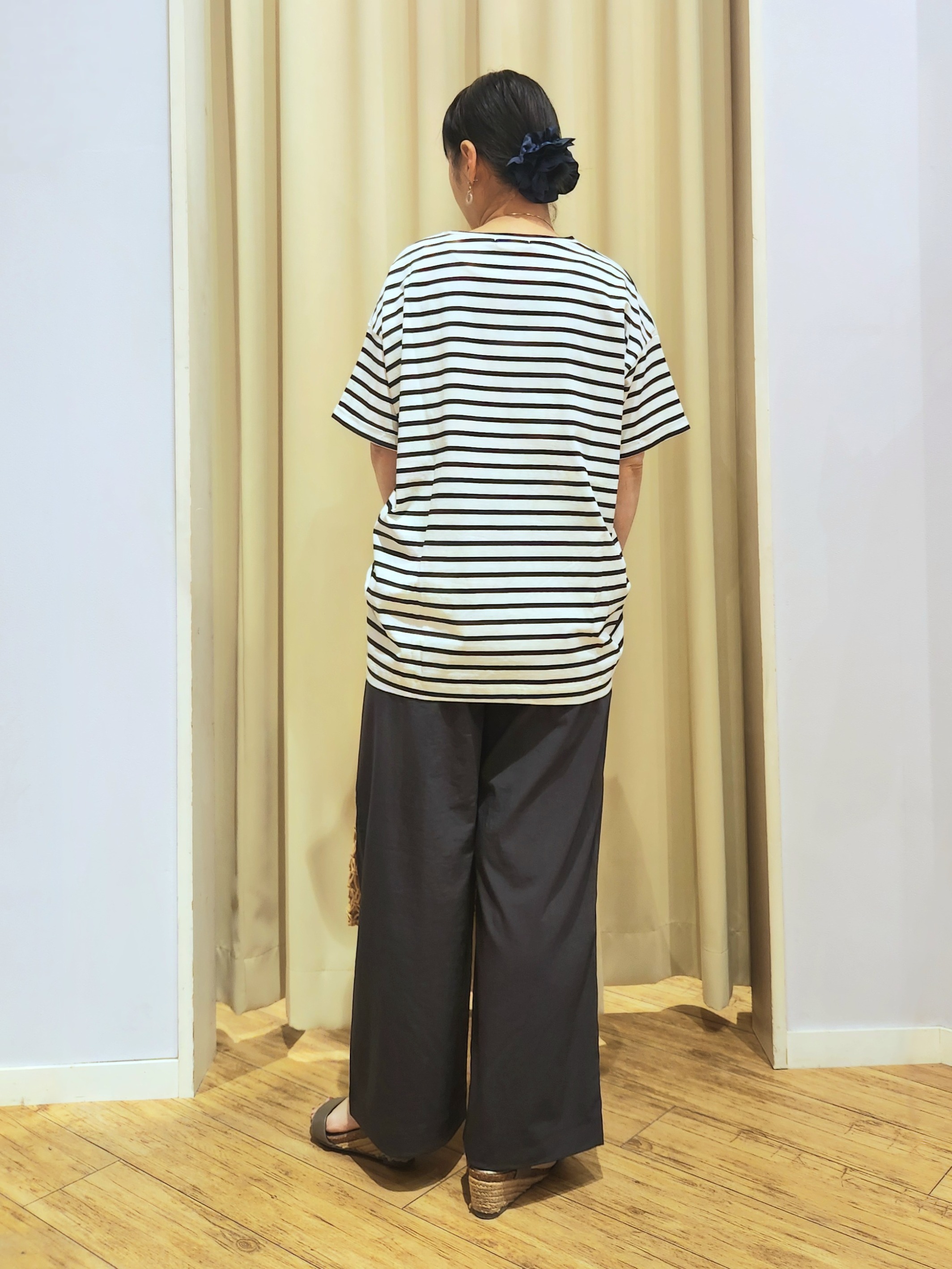 くまさんの「SHOO･LA･RUE｜【体型カバー/S-LL/洗濯機可】インせず決まる フロントタックデザインTシャツ」を使ったコーディネート