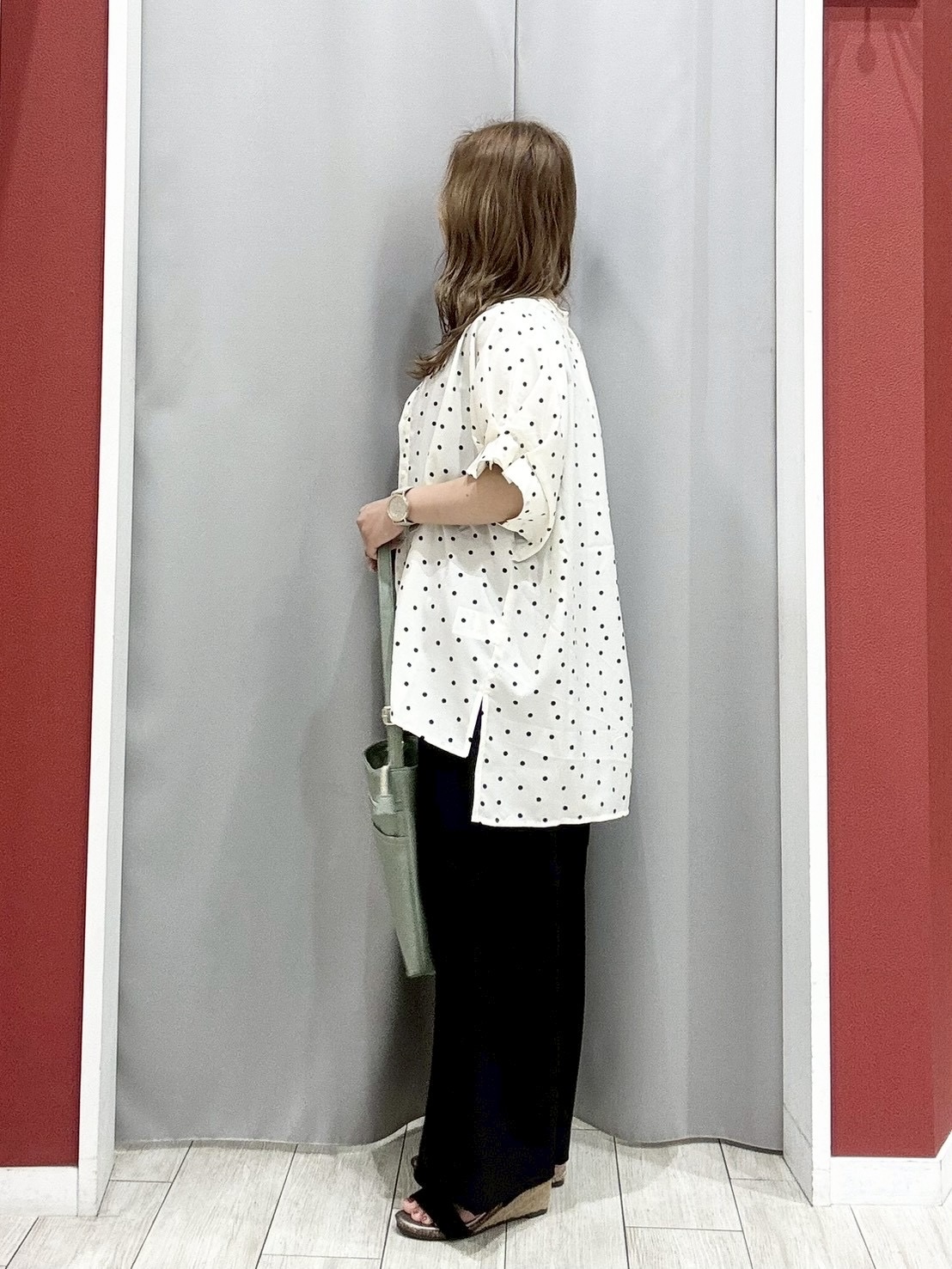 shioさんの「SHOO･LA･RUE｜【洗濯機可／洗濯後しわになりにくい】大人の甘さをプラスする ドット柄袖タックブラウス」を使ったコーディネート
