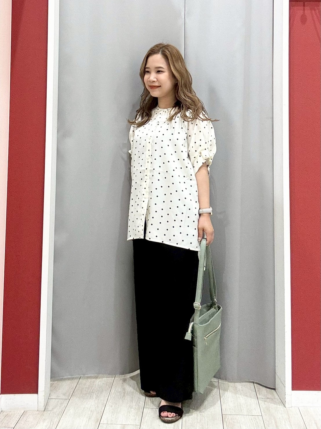 shioさんの「SHOO･LA･RUE｜【洗濯機可／洗濯後しわになりにくい】大人の甘さをプラスする ドット柄袖タックブラウス」を使ったコーディネート