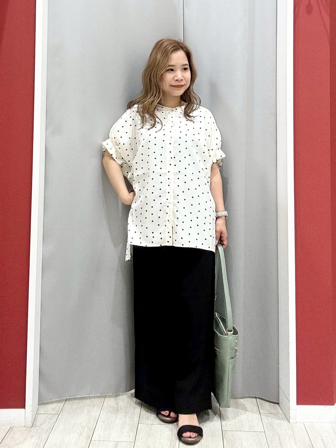 shioさんの「SHOO･LA･RUE｜【洗濯機可／洗濯後しわになりにくい】大人の甘さをプラスする ドット柄袖タックブラウス」を使ったコーディネート