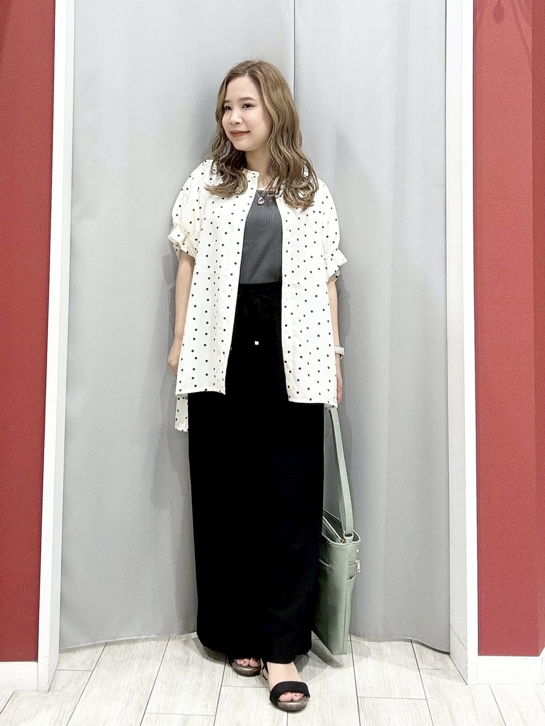 shioさんの「SHOO･LA･RUE｜【洗濯機可／洗濯後しわになりにくい】大人の甘さをプラスする ドット柄袖タックブラウス」を使ったコーディネート