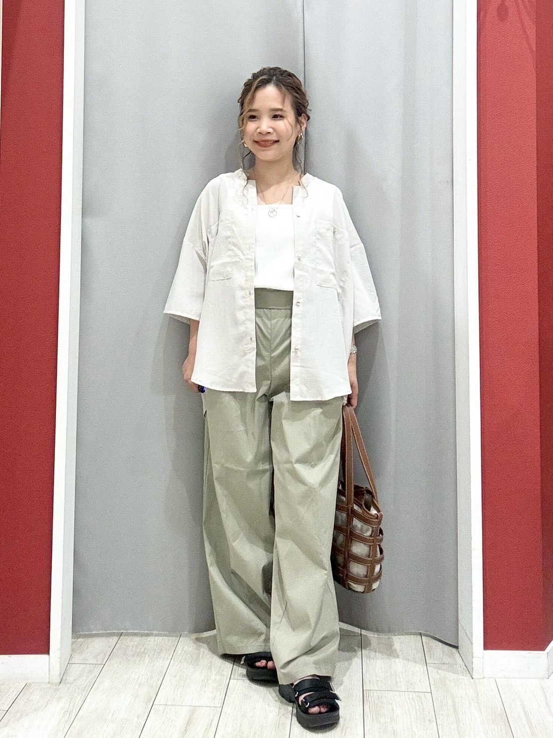 shioさんの「SHOO･LA･RUE｜【洗濯機可/S-LL】大人の抜け感 ゆるっと5分袖シャツ」を使ったコーディネート