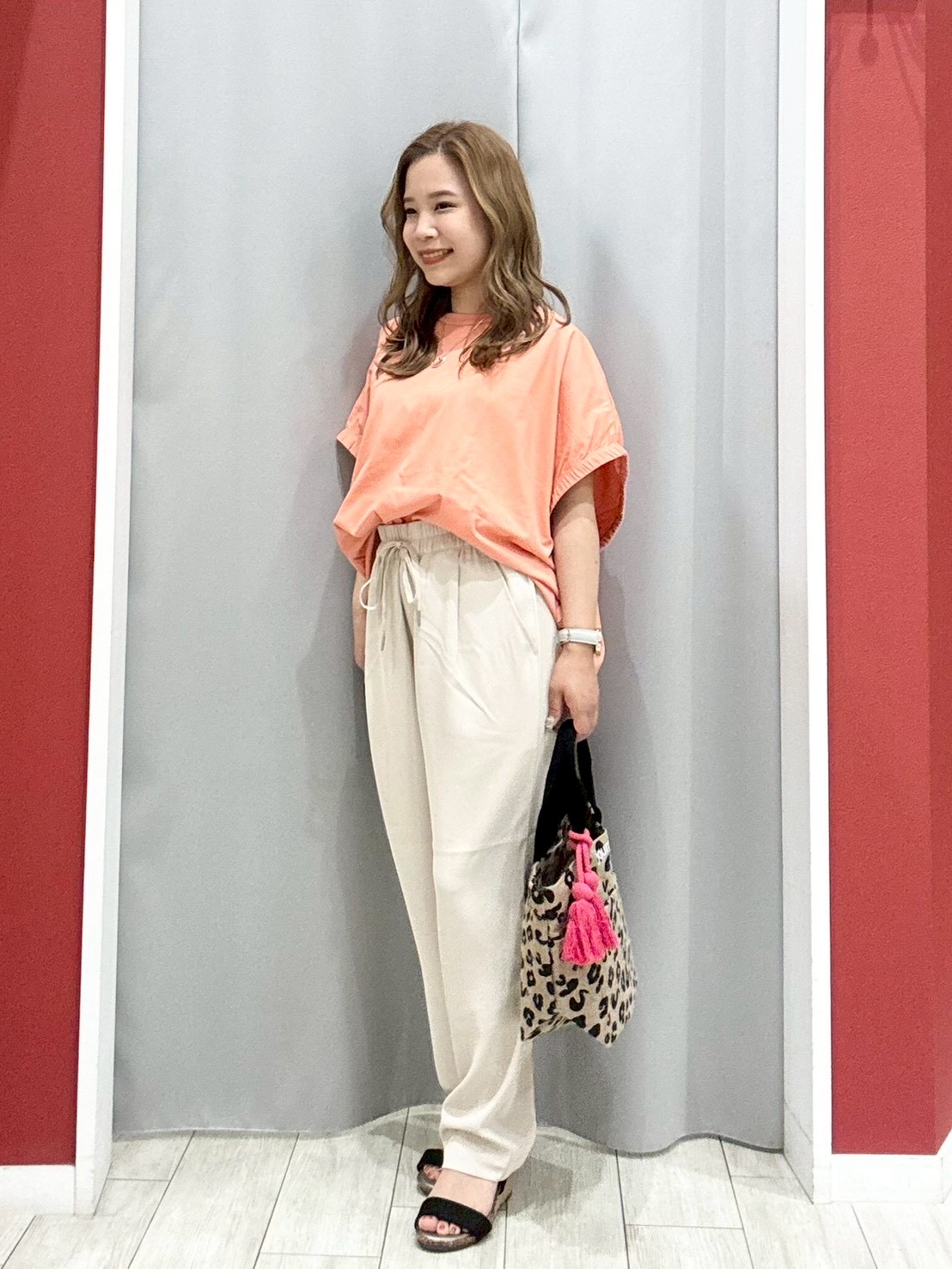 shioさんの「SHOO･LA･RUE｜【洗濯機可】シンプルにこなれて見せる お袖ギャザードルマンTシャツ」を使ったコーディネート