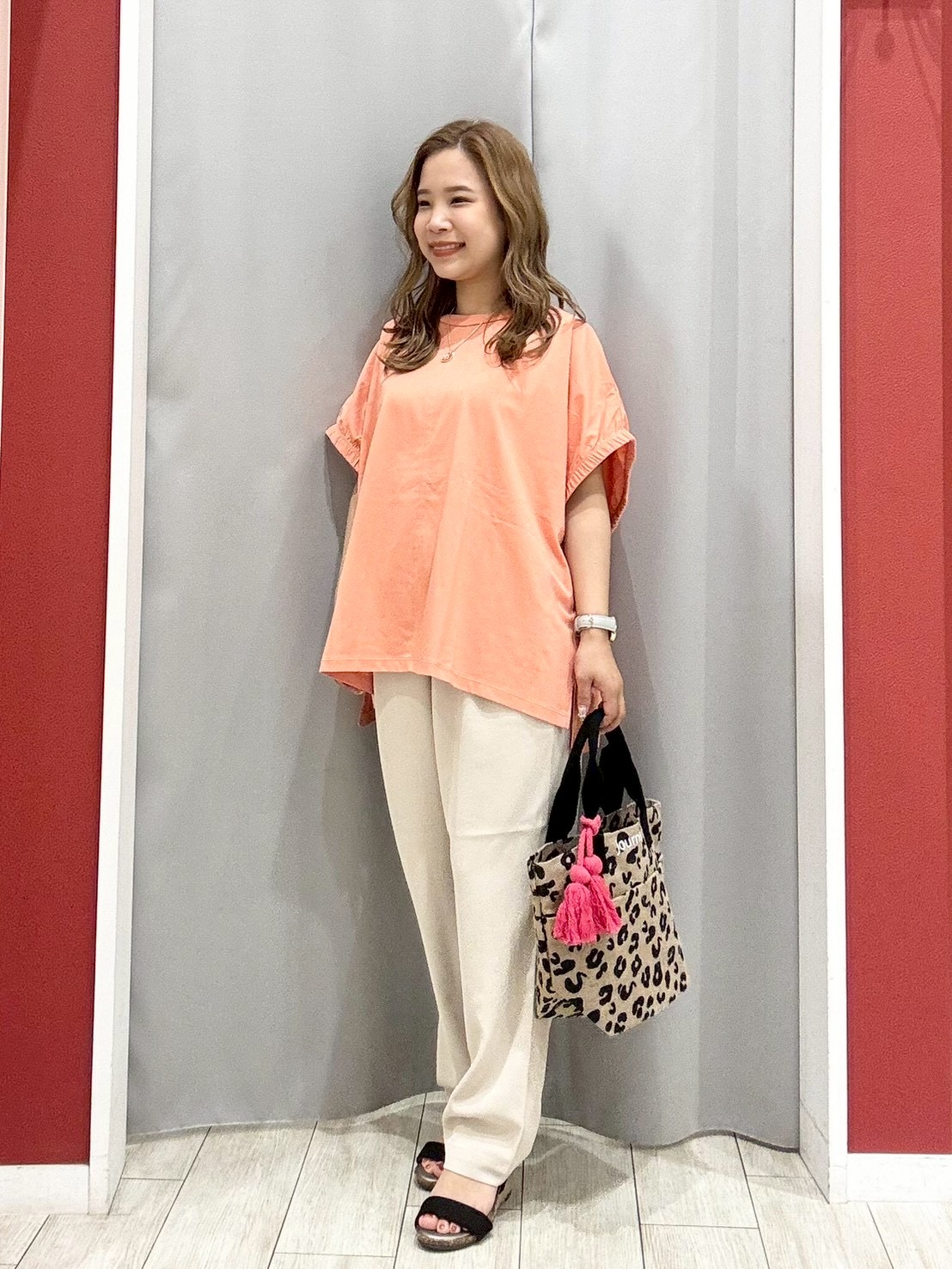 shioさんの「SHOO･LA･RUE｜【洗濯機可】シンプルにこなれて見せる お袖ギャザードルマンTシャツ」を使ったコーディネート