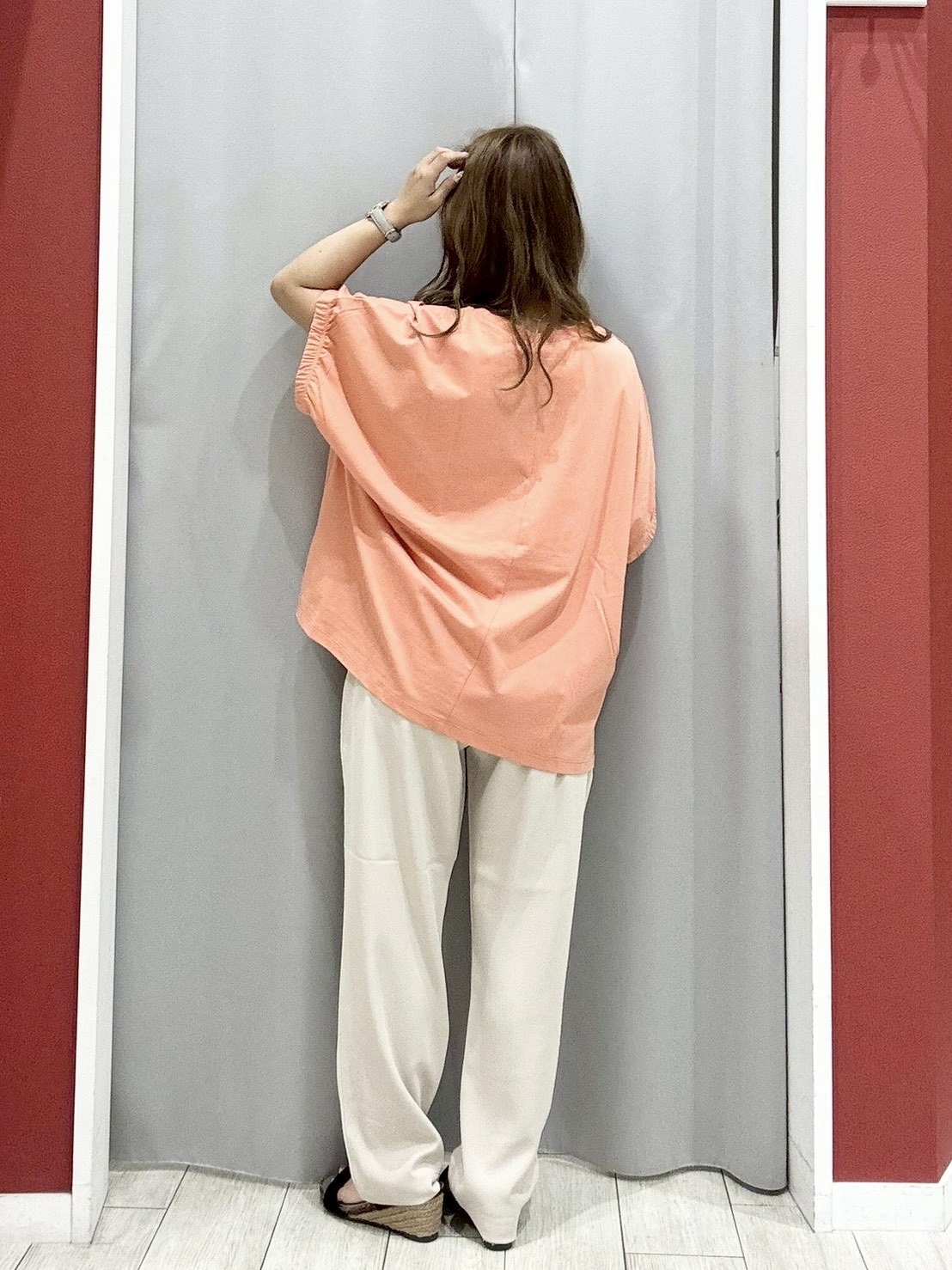 shioさんの「SHOO･LA･RUE｜【洗濯機可】シンプルにこなれて見せる お袖ギャザードルマンTシャツ」を使ったコーディネート