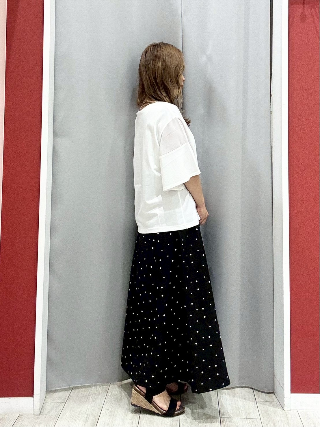 shioさんの「SHOO･LA･RUE｜【S-LL/洗濯機可/体型カバー】フレアスリーブで二の腕を自然に隠せる 浅VネックTシャツ」を使ったコーディネート