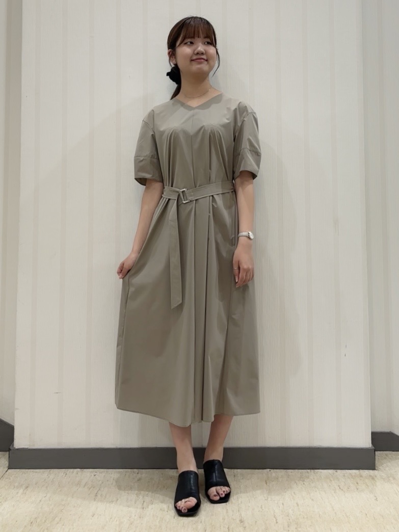 ちひさんの「INDIVI｜【撥水／UVケア／SETUP可能】軽量ベルト付きAラインワンピース」を使ったコーディネート