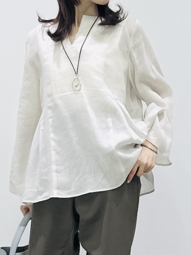 Miwaさんの「UNTITLED｜【接触冷感/麻混/洗える】ドライタッチキーネックブラウス」を使ったコーディネート