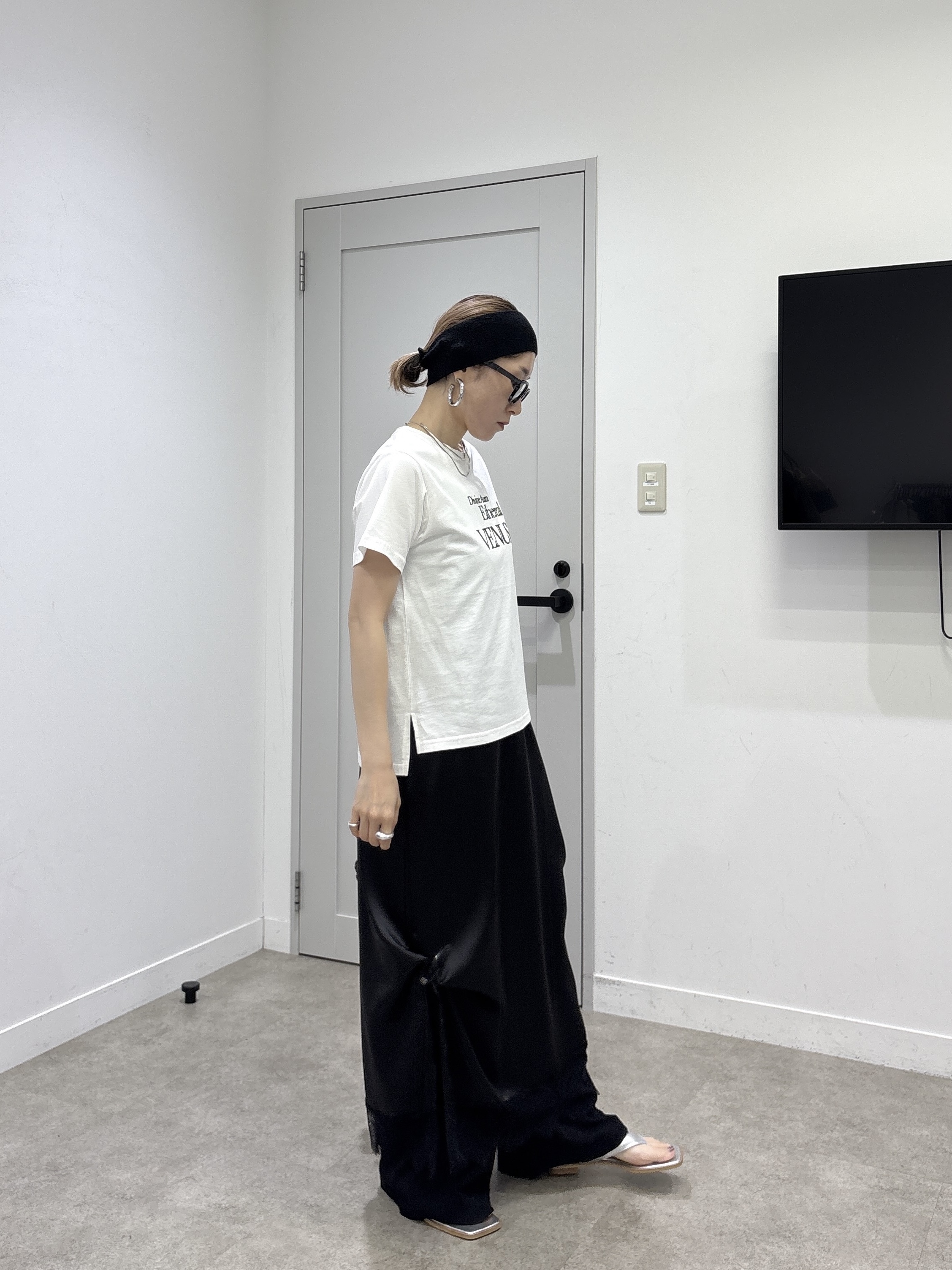 kotakiさんの「INDIVI｜タイポグラフィTシャツ【接触冷感】」を使ったコーディネート