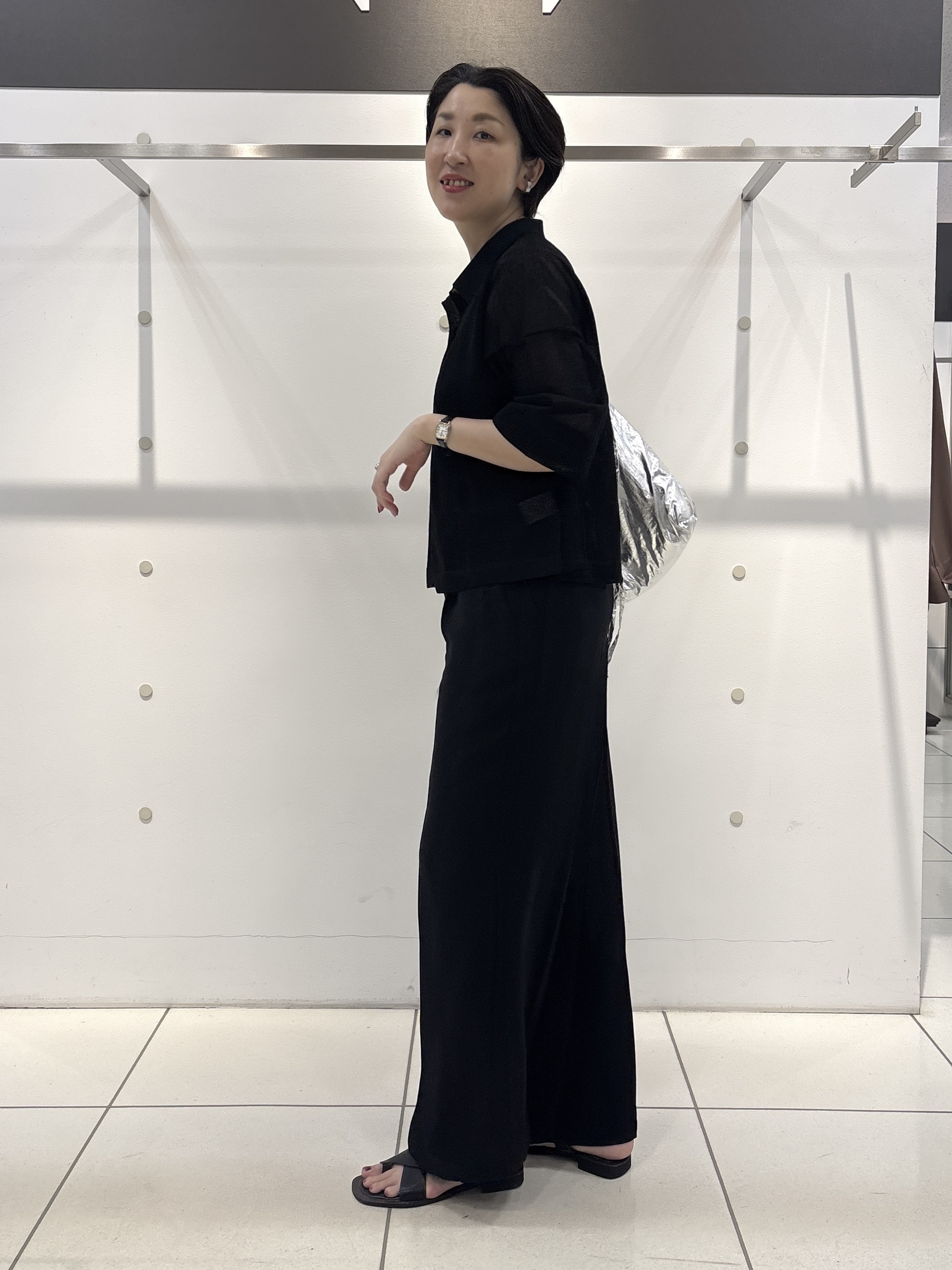 yuriさんの「INDIVI｜【洗える／シアー】衿付きシャツライクニットカーディガン」を使ったコーディネート