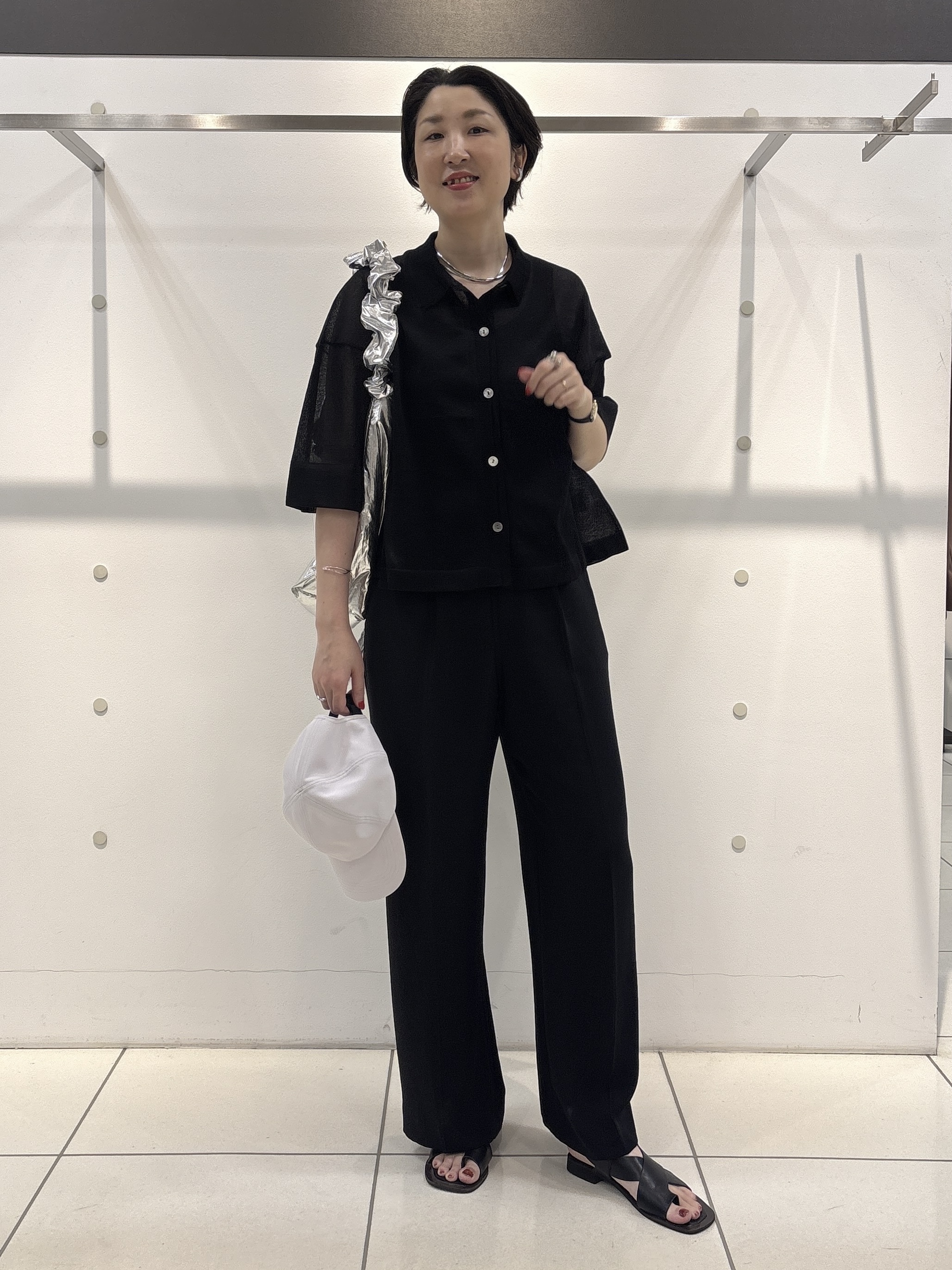 yuriさんの「INDIVI｜【洗える／シアー】衿付きシャツライクニットカーディガン」を使ったコーディネート